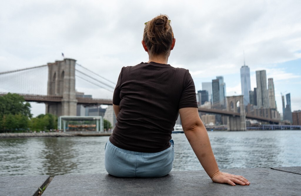 Lower Manhattan mostra un quartiere dinamico con negozi, giovani e infrastrutture moderne