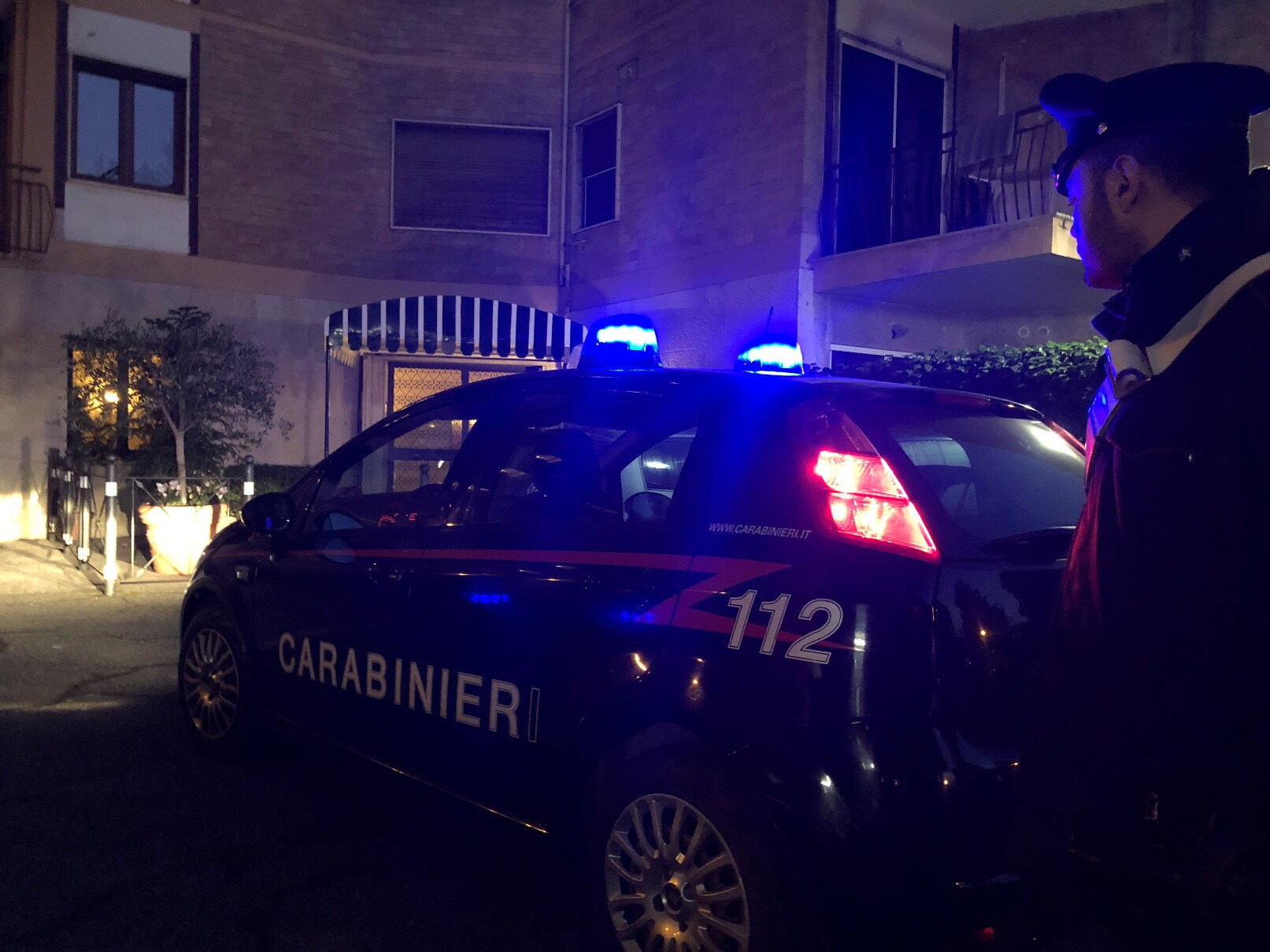 Uomo tenta di dar fuoco alla ex e al nuovo compagno