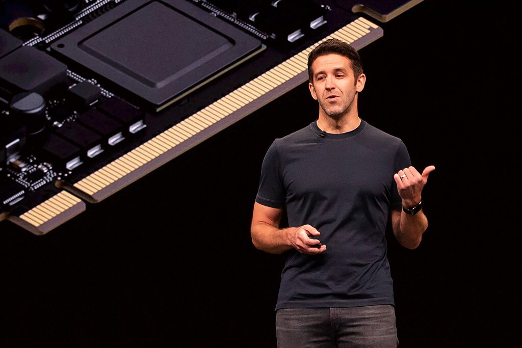 Un evento di presentazione di iPhone a Cupertino con il CEO John Ternus e Tim Cook presente