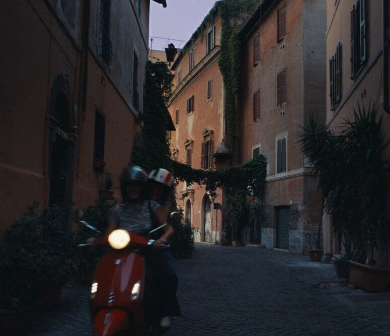 Oasis: la Vespa rossa a Trastevere riaccende i rumor, possibile data a Roma