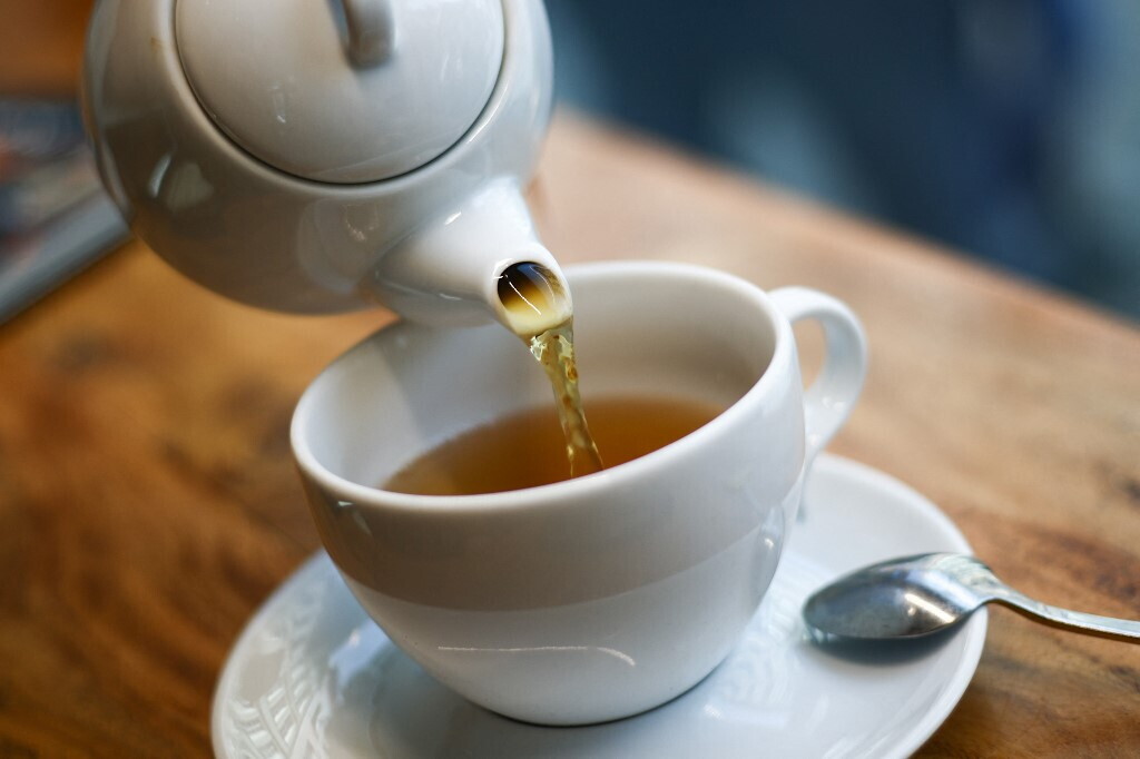 Caffè e tè troppo caldi triplicano il rischio di tumore all'esofago: l'allarme in uno studio