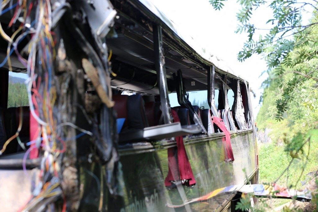 Bus turistico ribaltato in Svizzera, soccorritori e elicotteri in azione
