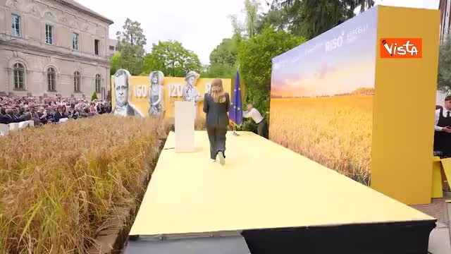 Meloni sale sul palco del Festival del Riso a Vercelli, il lungo applauso dal pubblico