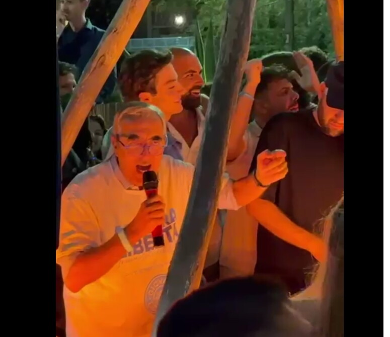 Gasparri canta “Dove si balla” con i giovani di Forza Italia a Montesilvano