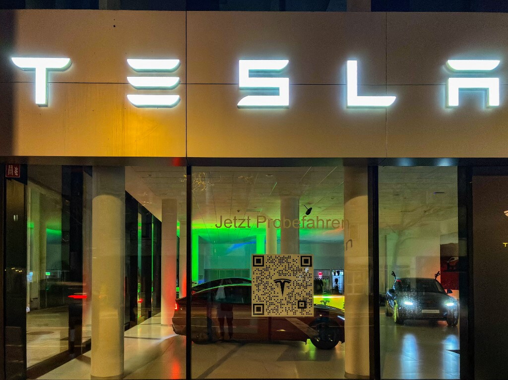 Tesla Roadster al debutto il primo ottobre. Musk rilancia il mito