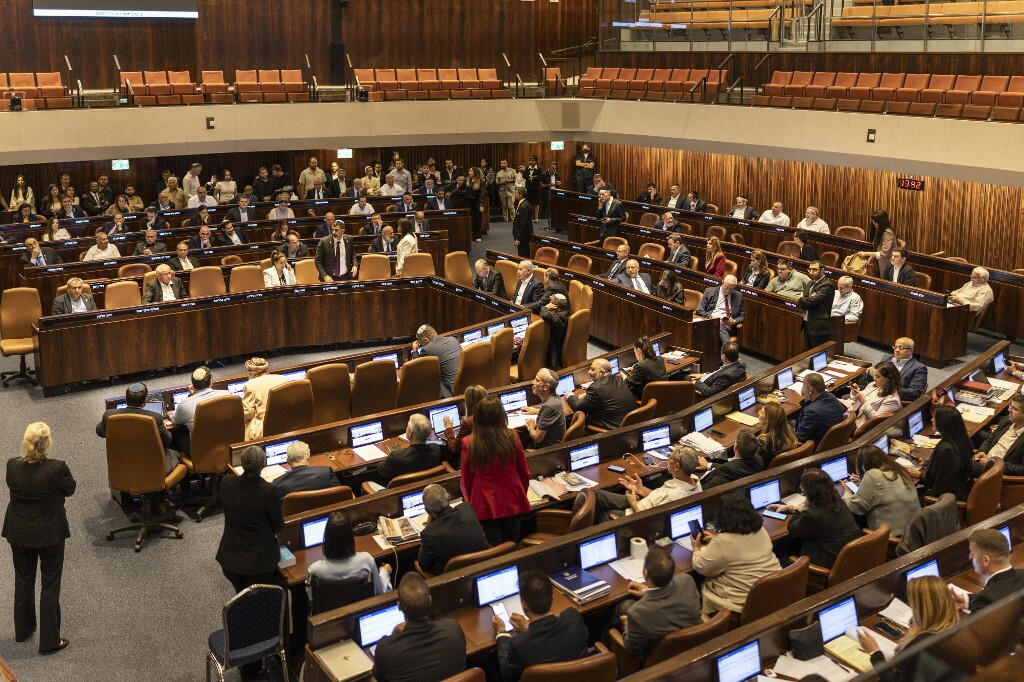 Elettori israeliani in fila per votare, seggi della Knesset in gioco