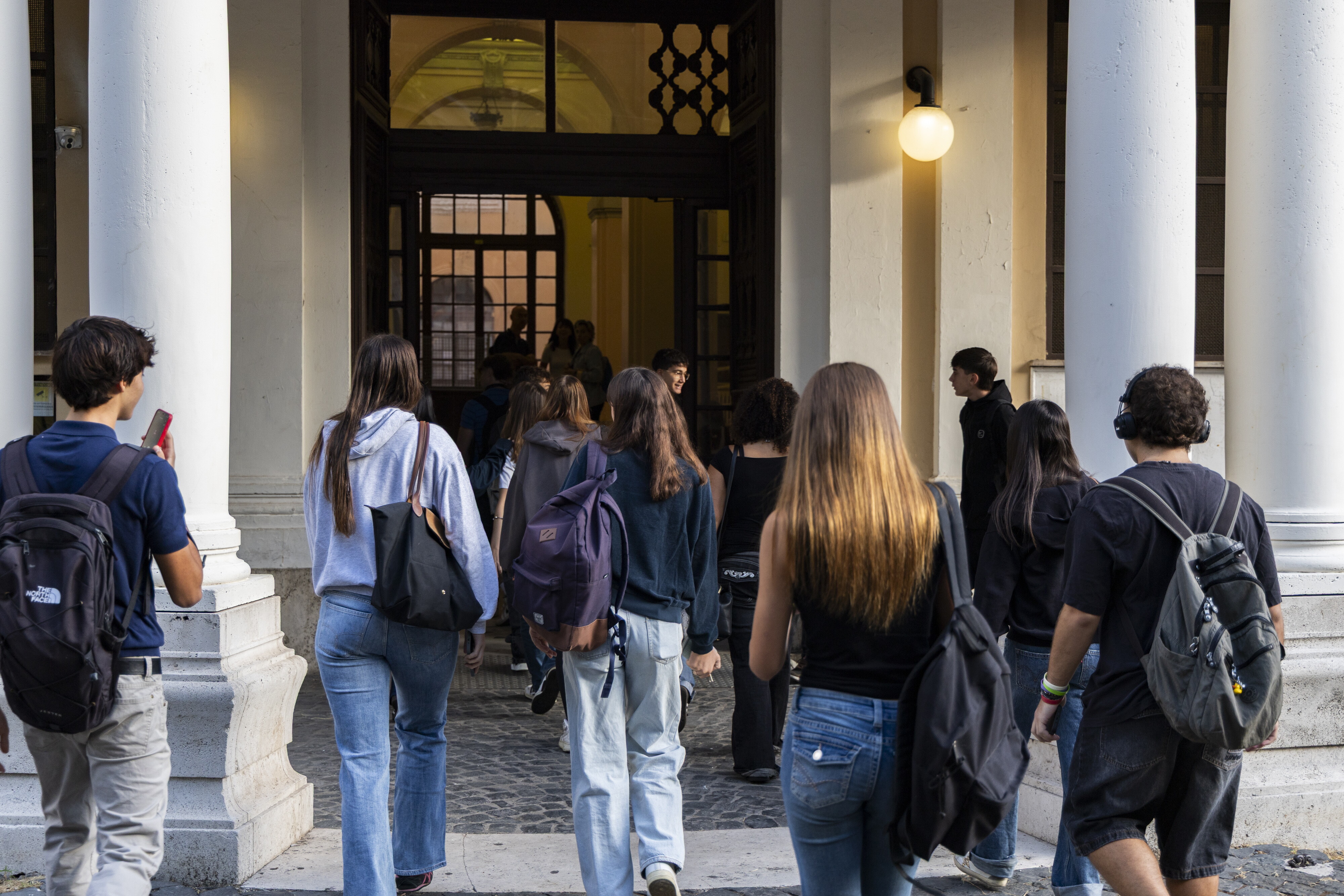 Scuola, tetto agli stranieri e stop al burqa in classe: verso un ddl in Cdm