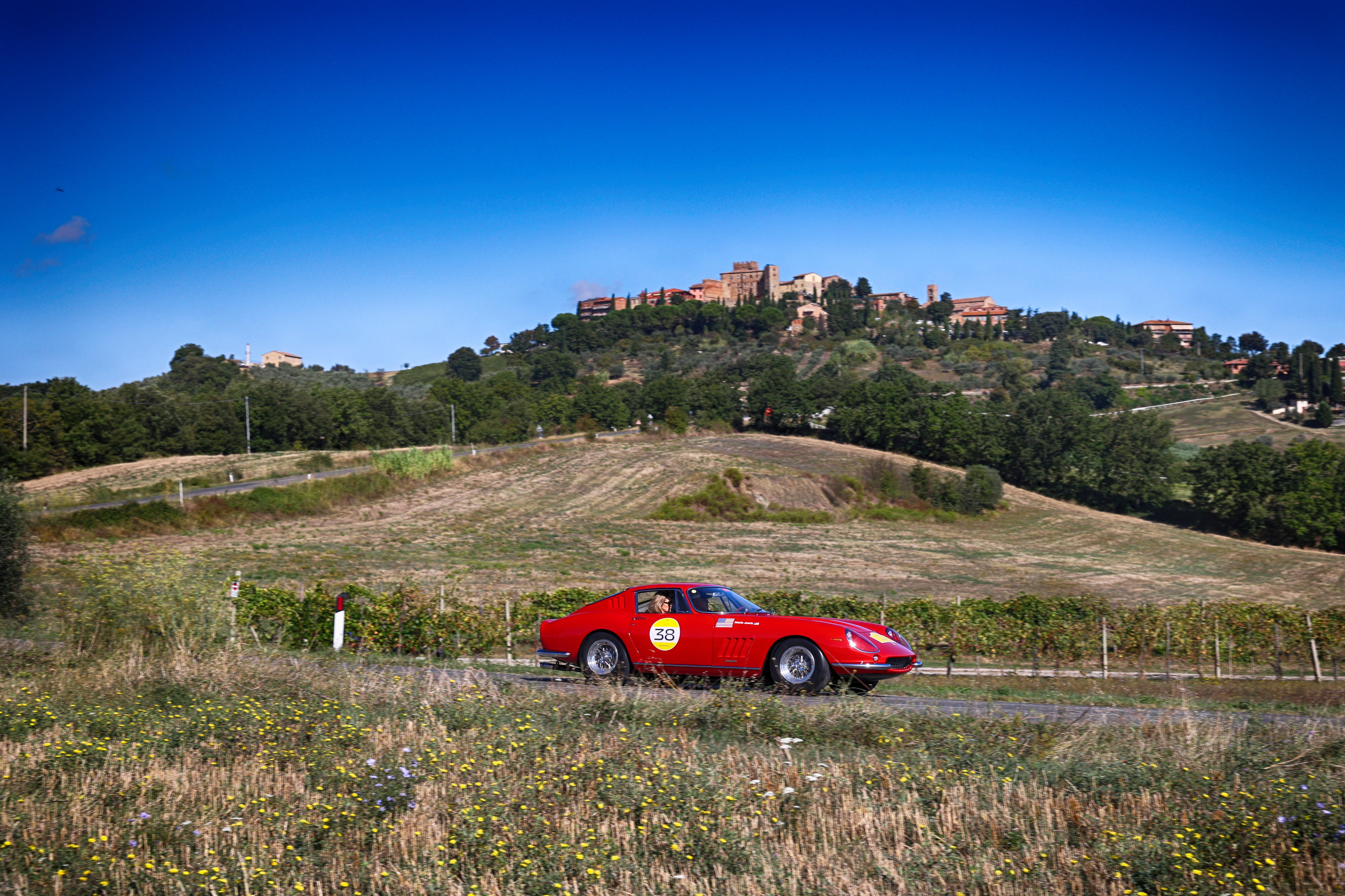 Ferrari torna in pista con la nuova edizione della Cavalcade Classiche sul Lago di Garda