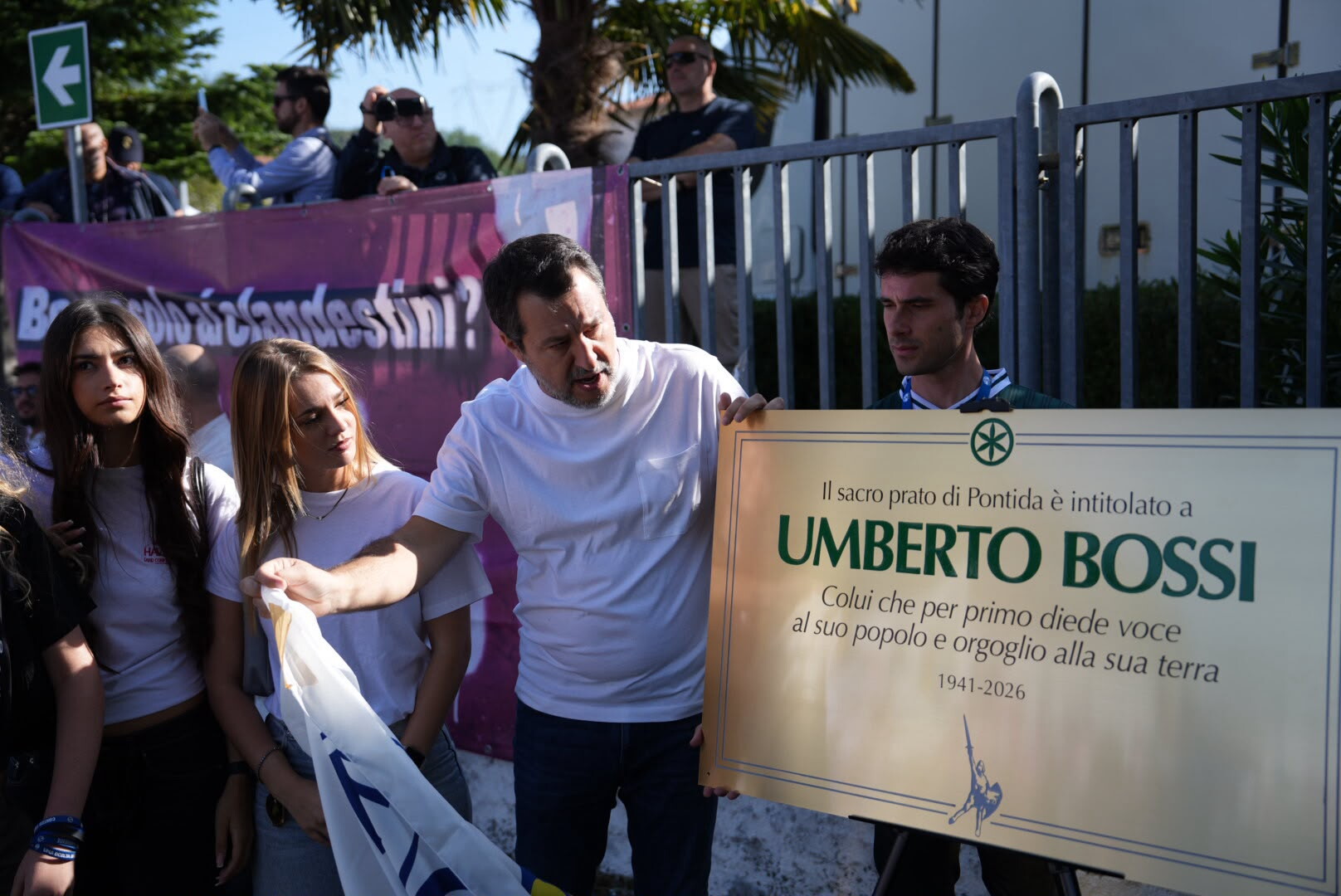Fumogeni verdi, cori e commozione a Pontida: l'omaggio a Bossi nel primo raduno senza il fondatore