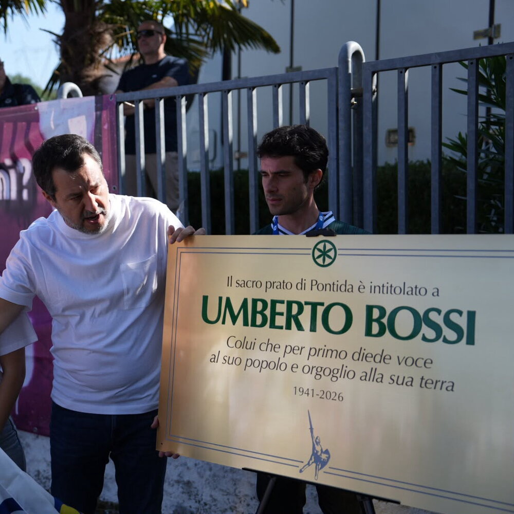 Copertina: Fumogeni verdi, cori e commozione a Pontida: l'omaggio a Bossi nel primo raduno senza il fondatore