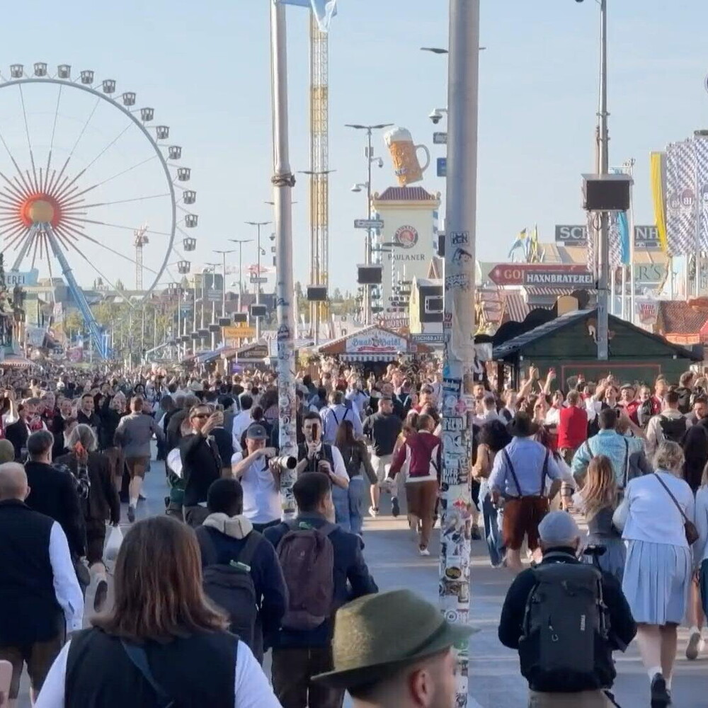 Copertina: Corsa ai tendoni prima dell'apertura dell'Oktoberfest di Monaco