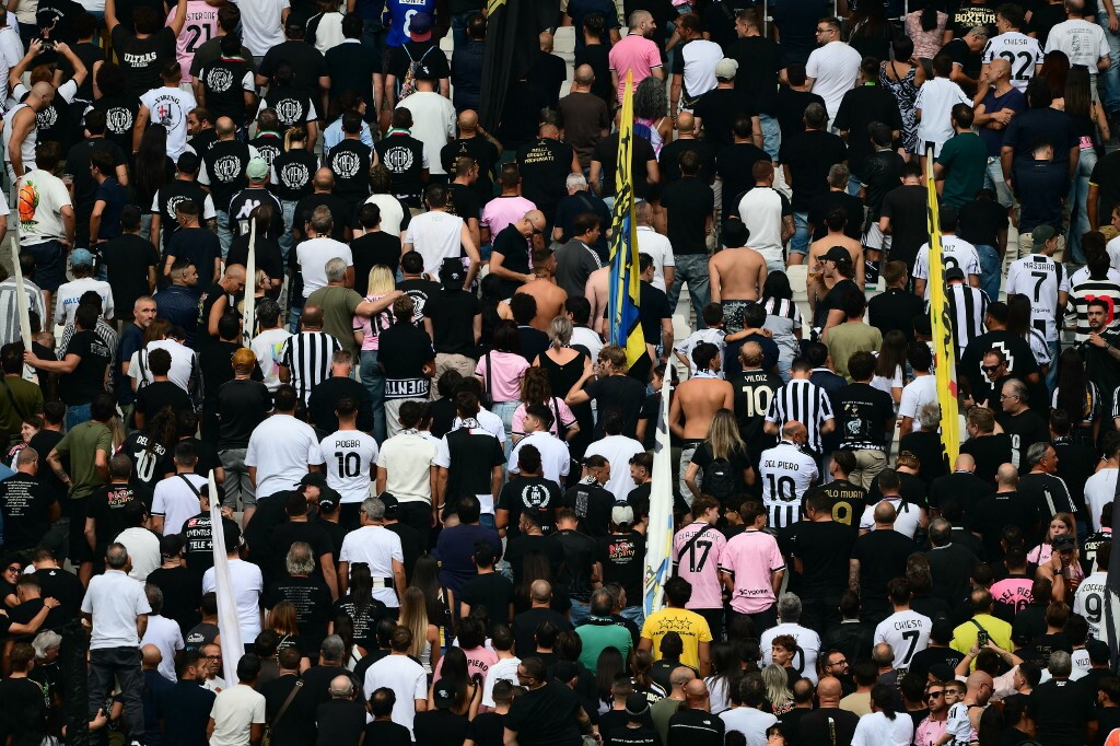 La curva bianconera volta le spalle durante il minuto di silenzio per Mazzola