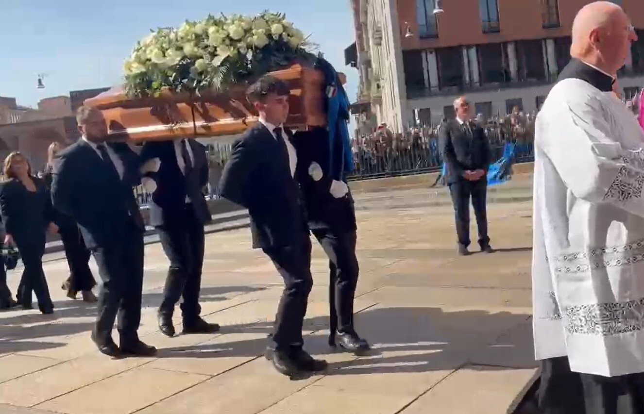La maglia n.8 sulla bara al funerale di Sandro Mazzola: "lui era l'Inter"