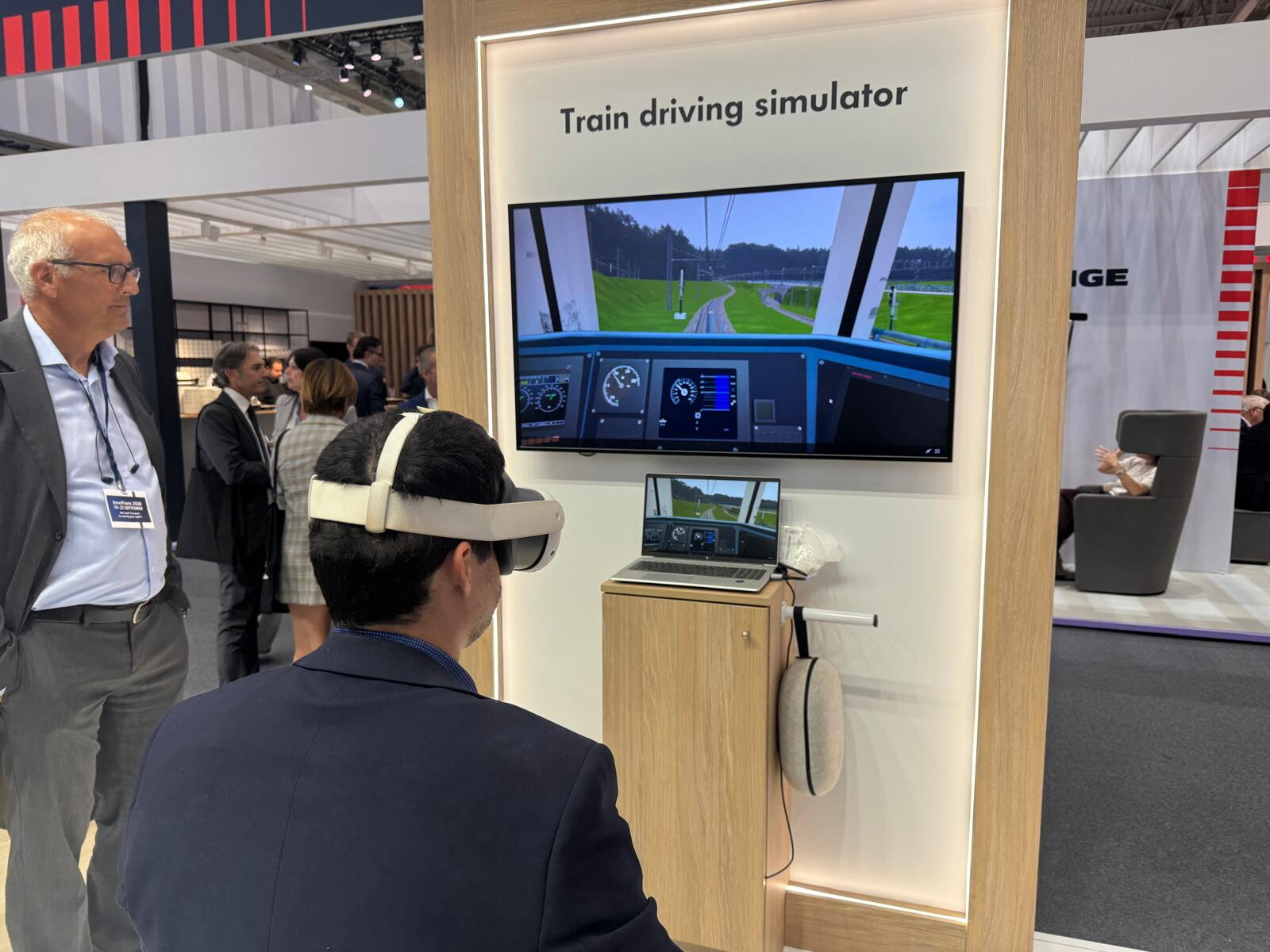 Come guidare un treno in realtà virtuale: il nuovo simulatore Trenitalia