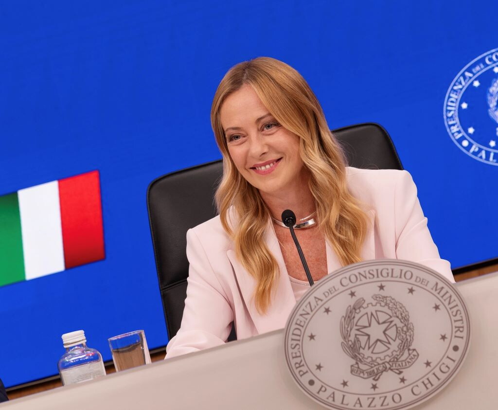 Meloni: "Mattarella da ministro dell'Istruzione redigeva circolari sul tetto agli stranier...