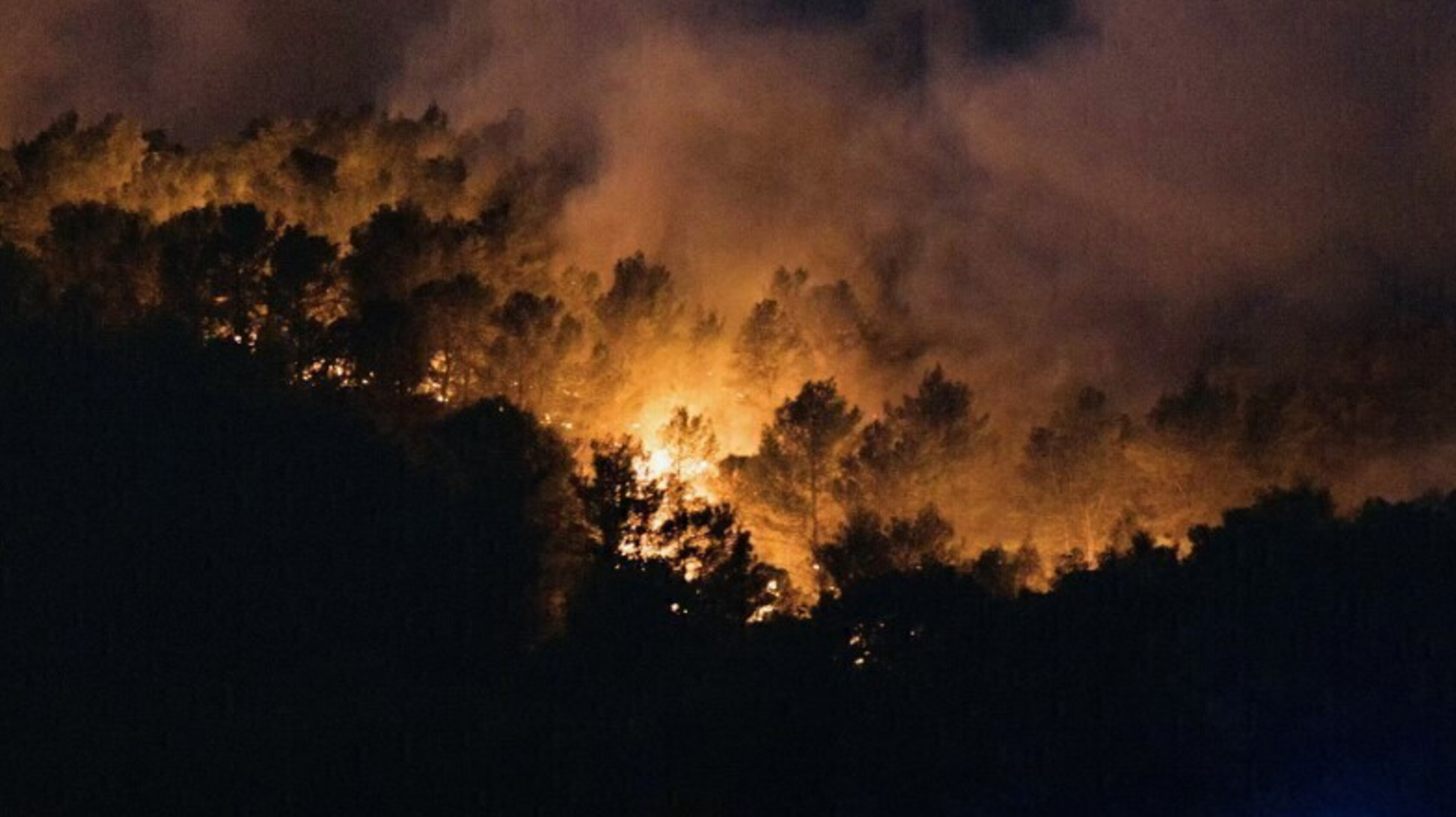 Incendio in Costiera Amalfitana, allarme tra Cetara e Vietri sul mare
