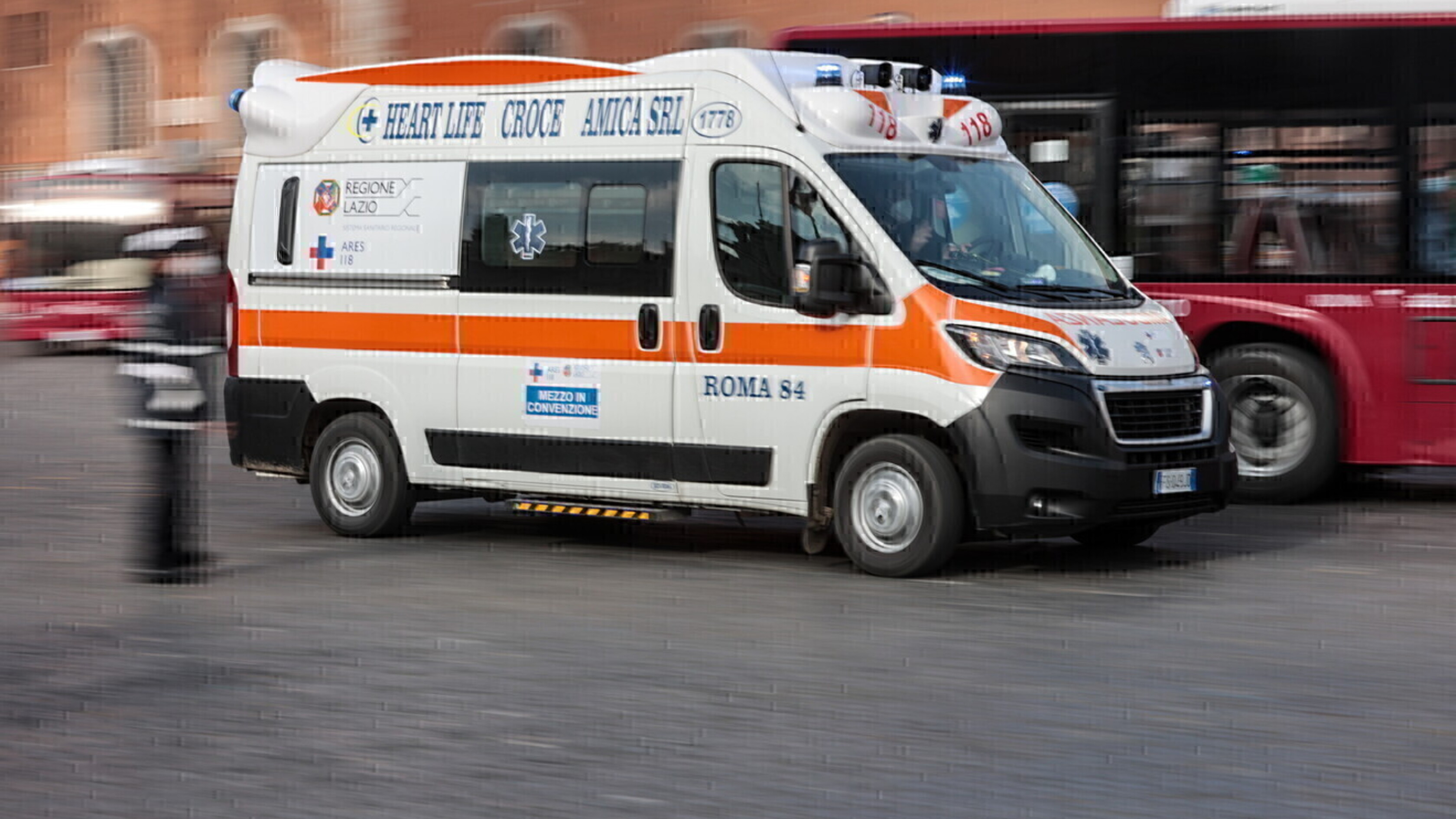 Tragedia sul lavoro a Padova: 51enne precipita nel vano ascensore e muore