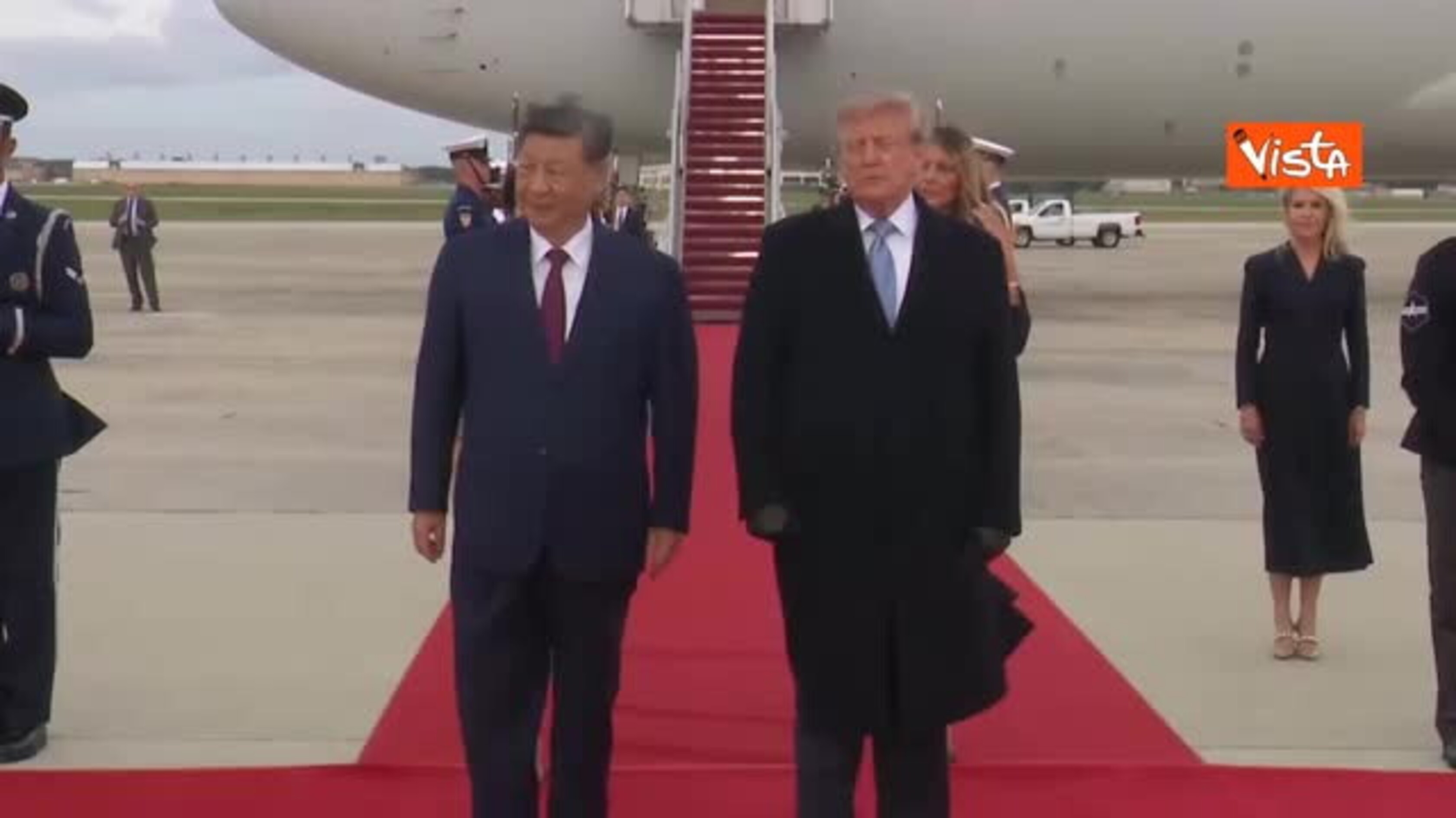 Xi Jinping accolto da Trump e Melania con il tappeto rosso alla Base Andrews