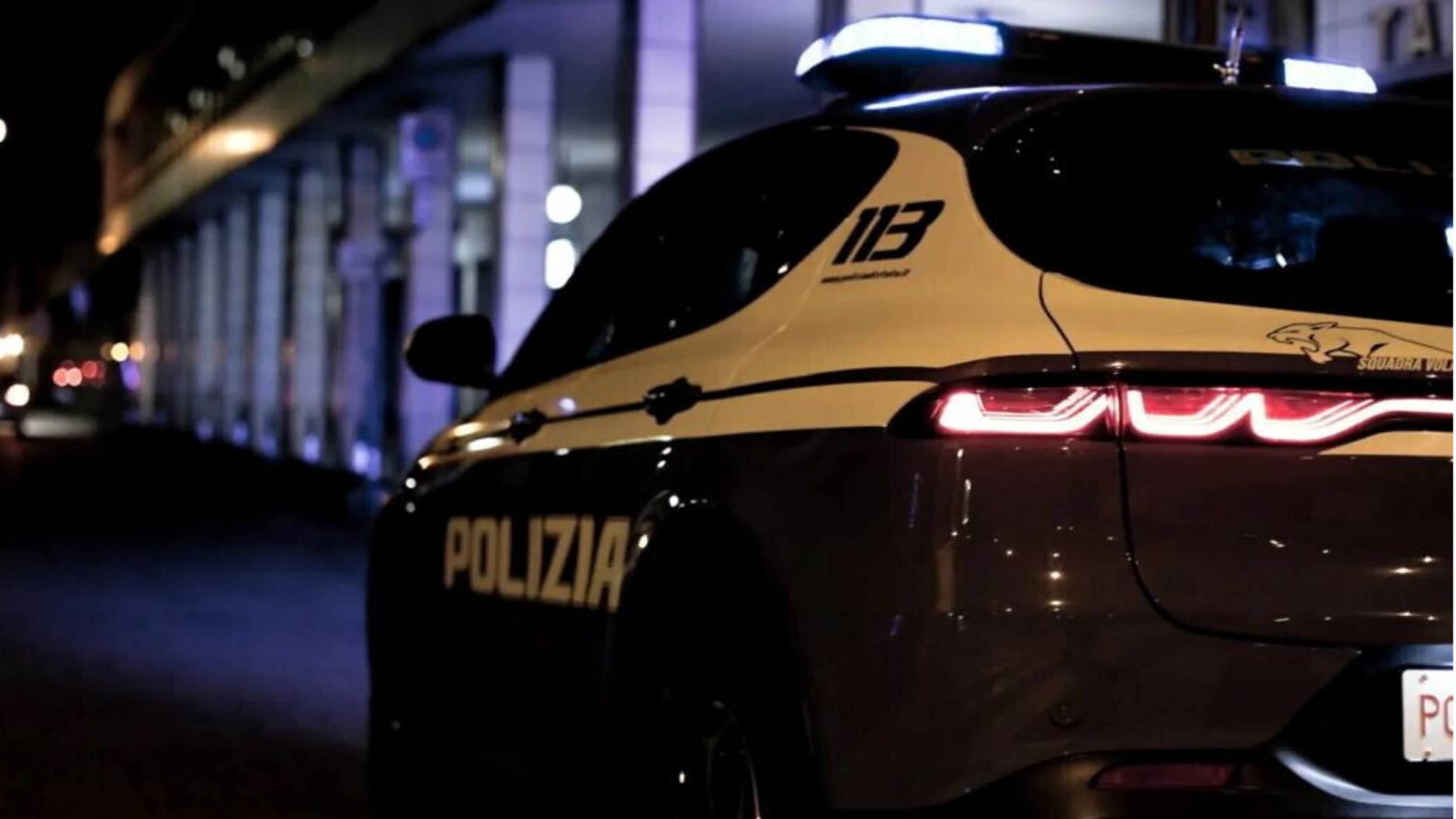 Salerno, 20enne accoltellata alle spalle da uno sconosciuto