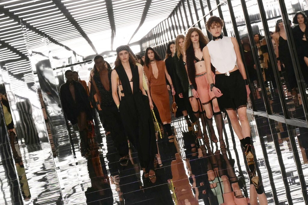 Fendi porta la Carrà e Celentano in passerella: disco anni 70, specchi e lingerie fanno ba...