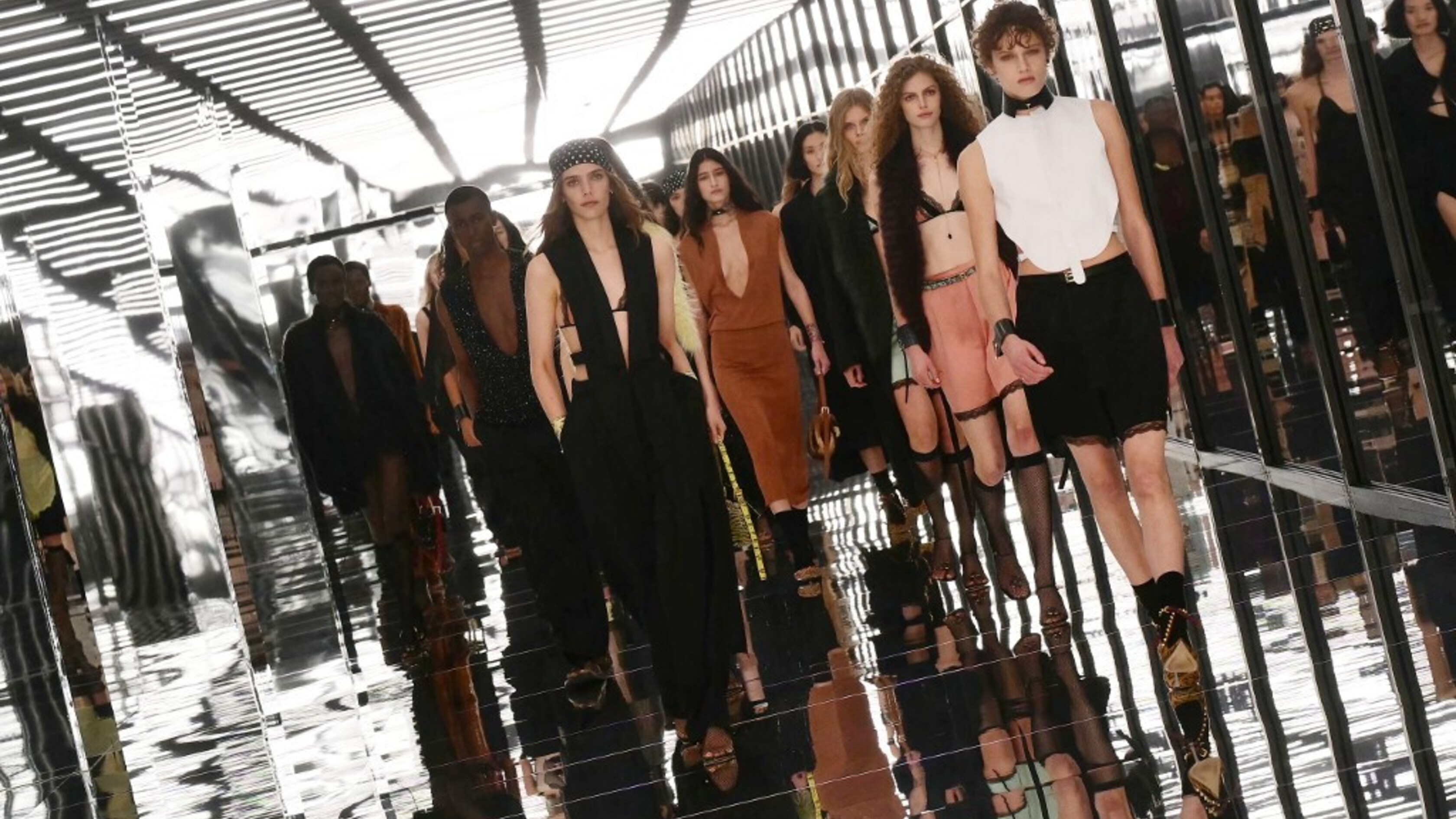 Fendi porta Carrà e Celentano in passerella: disco anni 70, specchi e lingerie fanno ballare Milano
