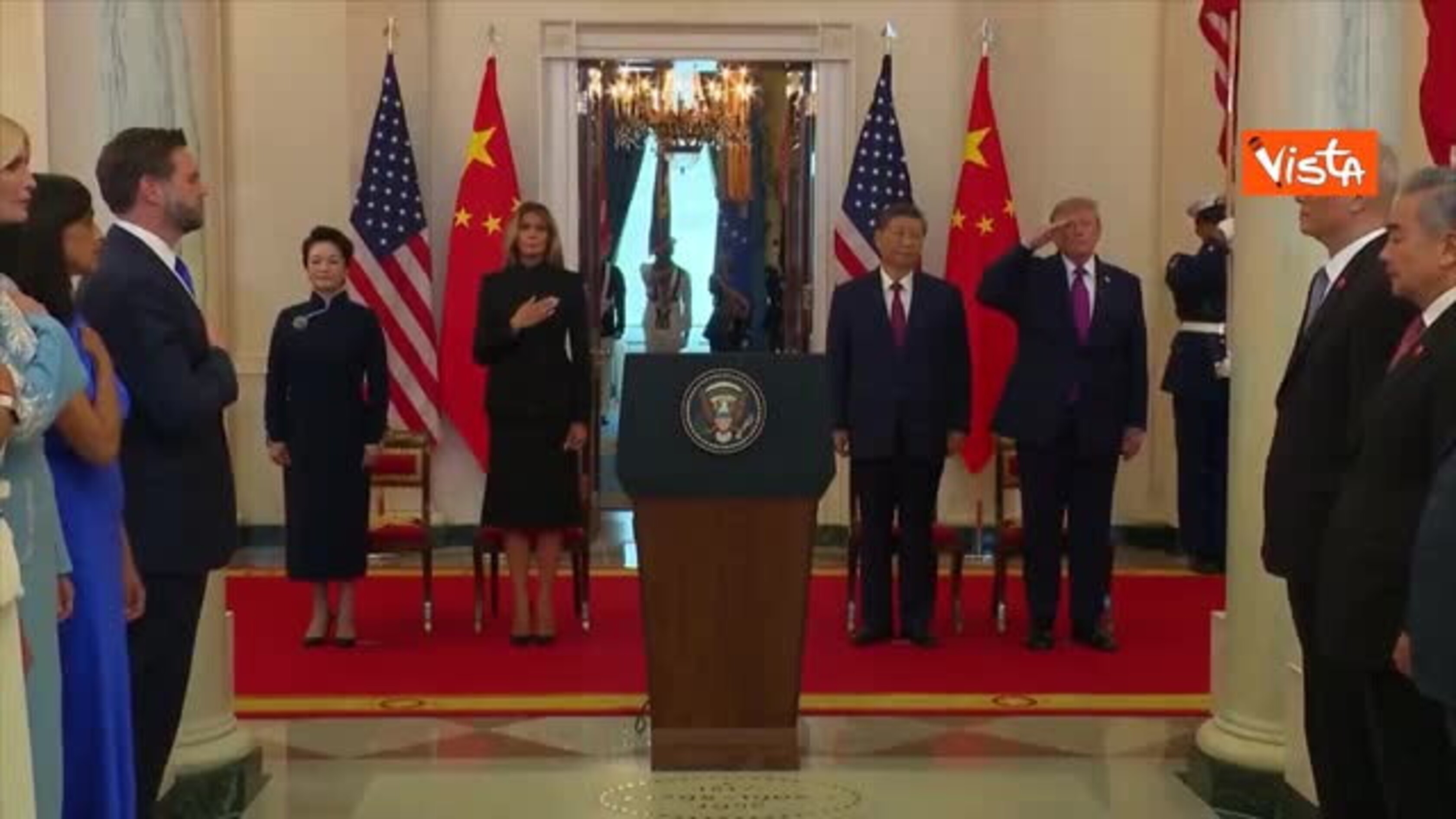 Xi Jinping alla Casa Bianca: eseguito l'inno Usa, proteste anti-Xi fuori