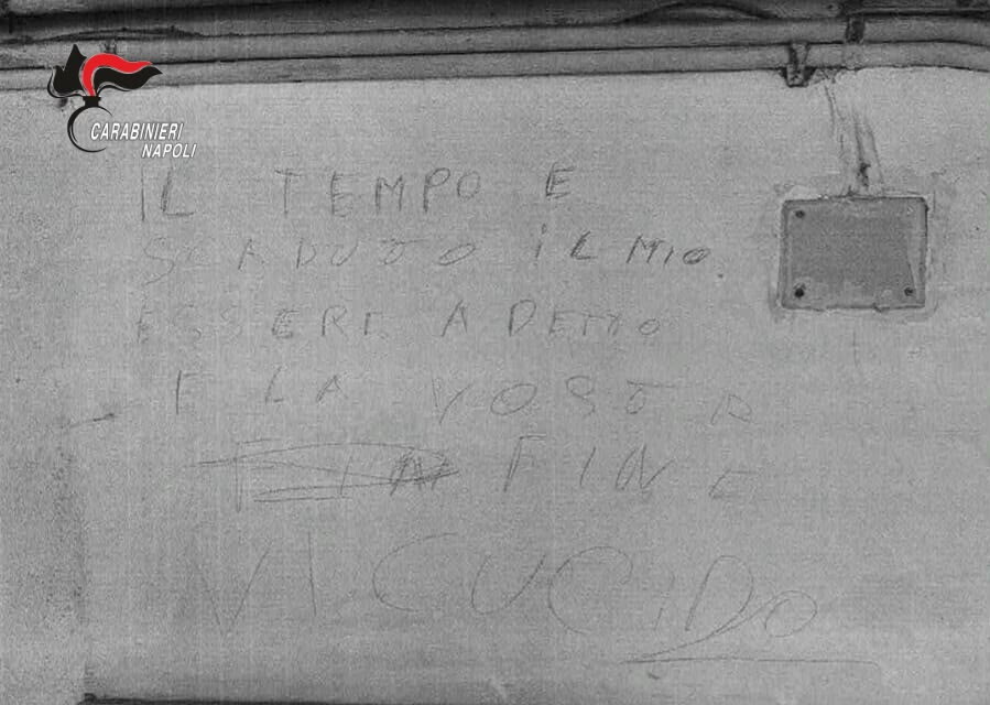 "Vi uccido, il tempo è scaduto": devasta la casa dell'ex moglie e minaccia i figli