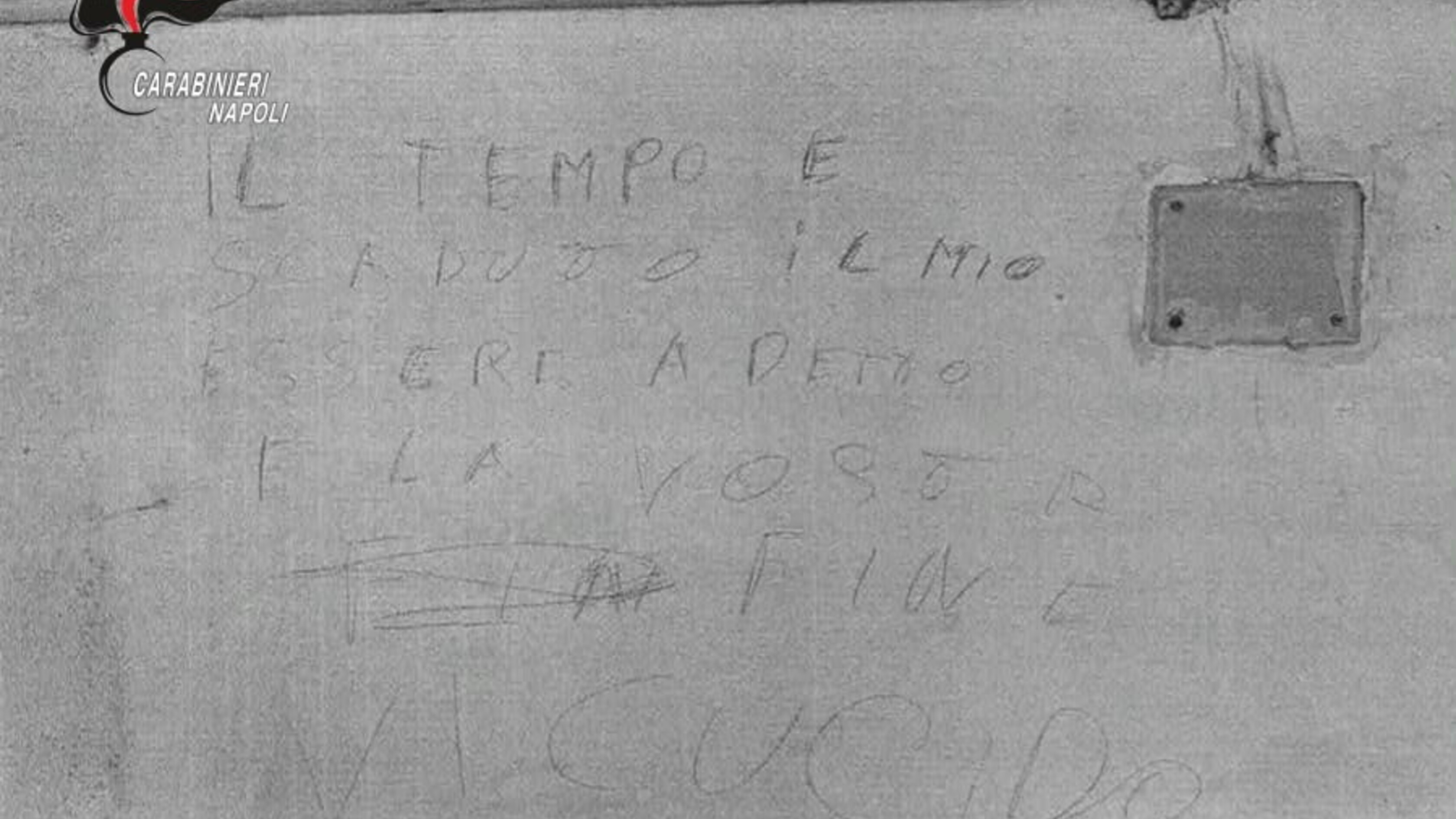 "Vi uccido, il tempo è scaduto": devasta la casa dell'ex moglie e minaccia i figli