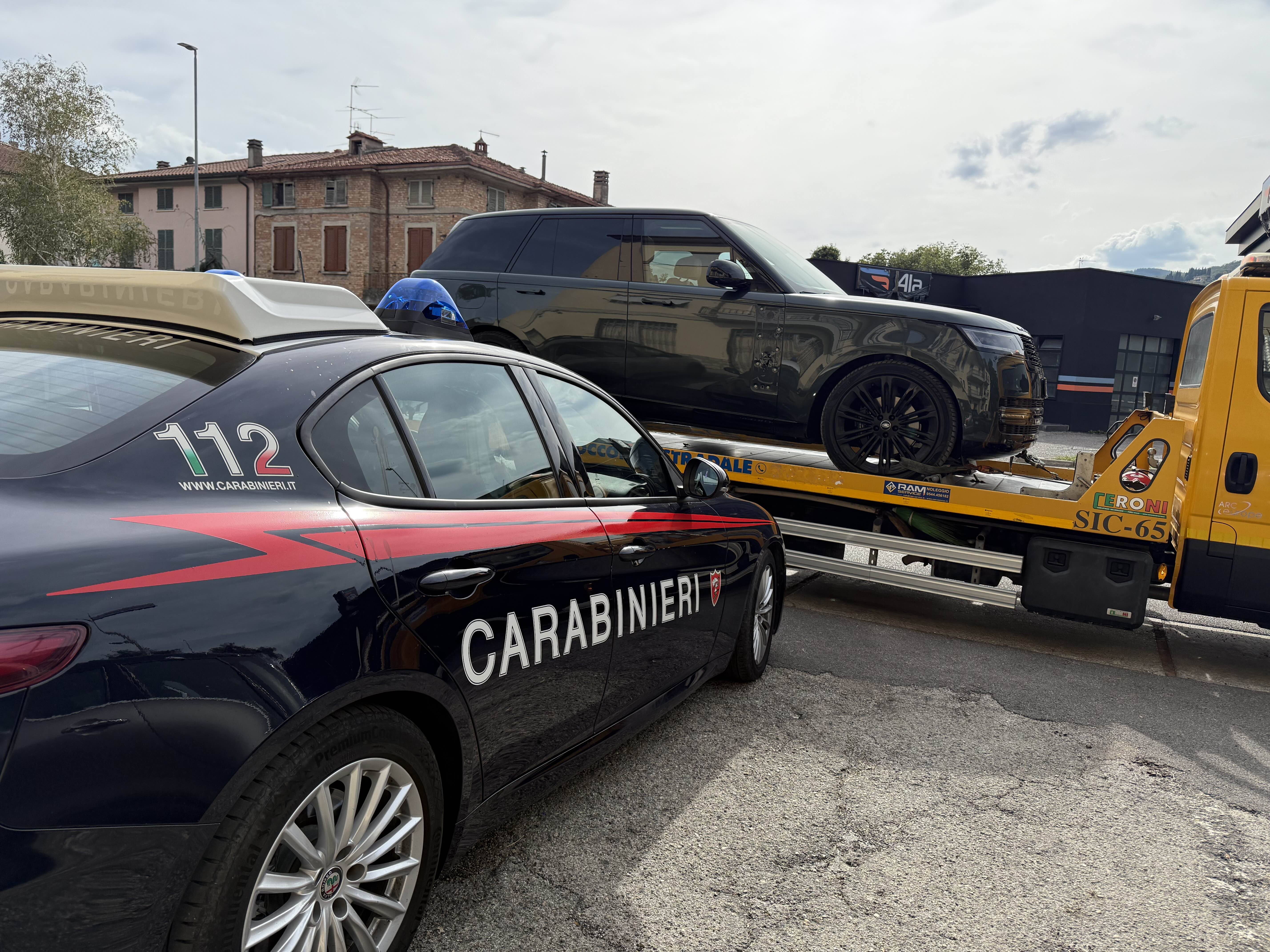 Alla guida di un'auto rubata, 15enne arrestato dopo un inseguimento sulla E45