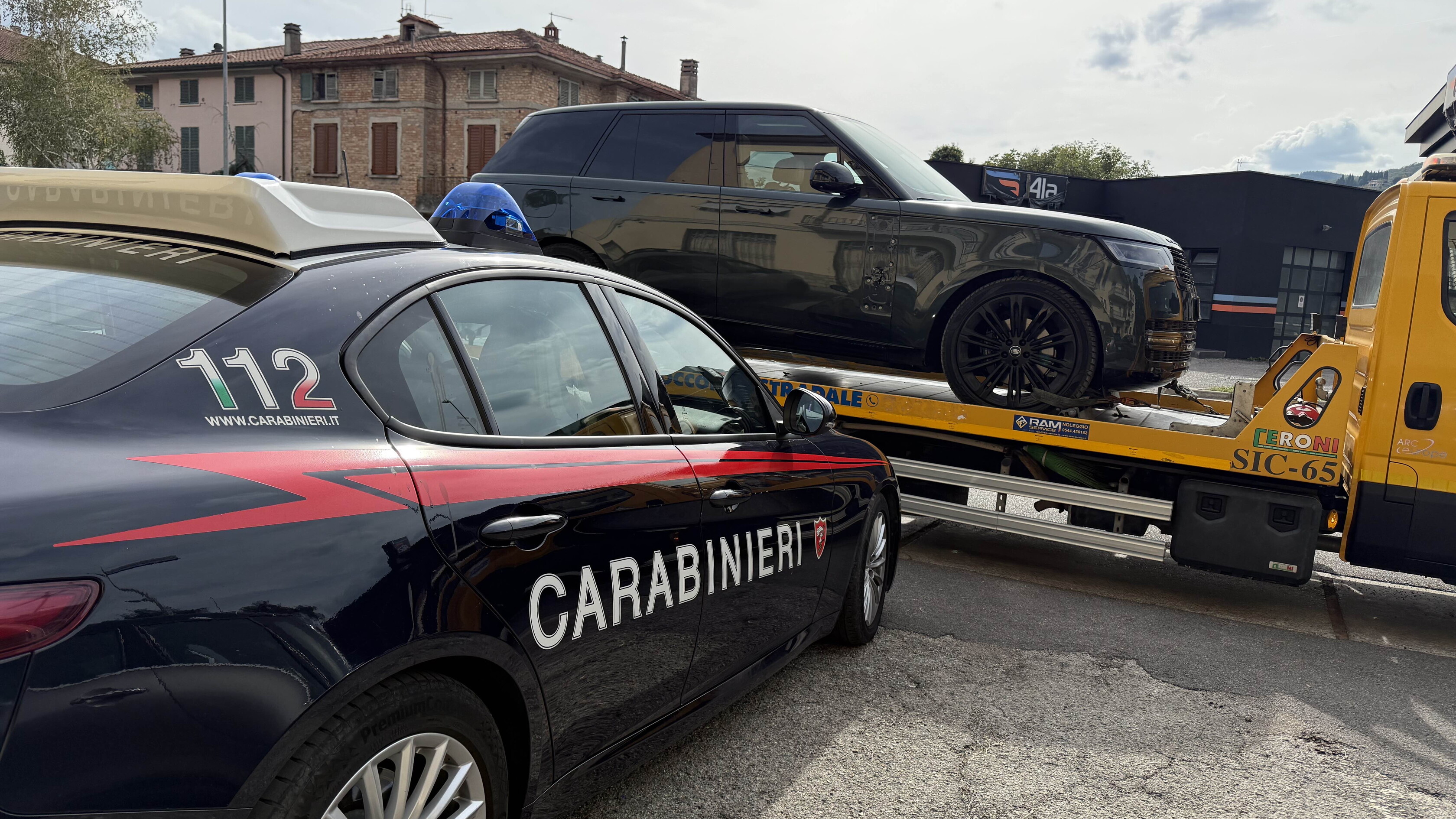 15enne alla guida di un'auto rubata, inseguimento e incidente sulla E45