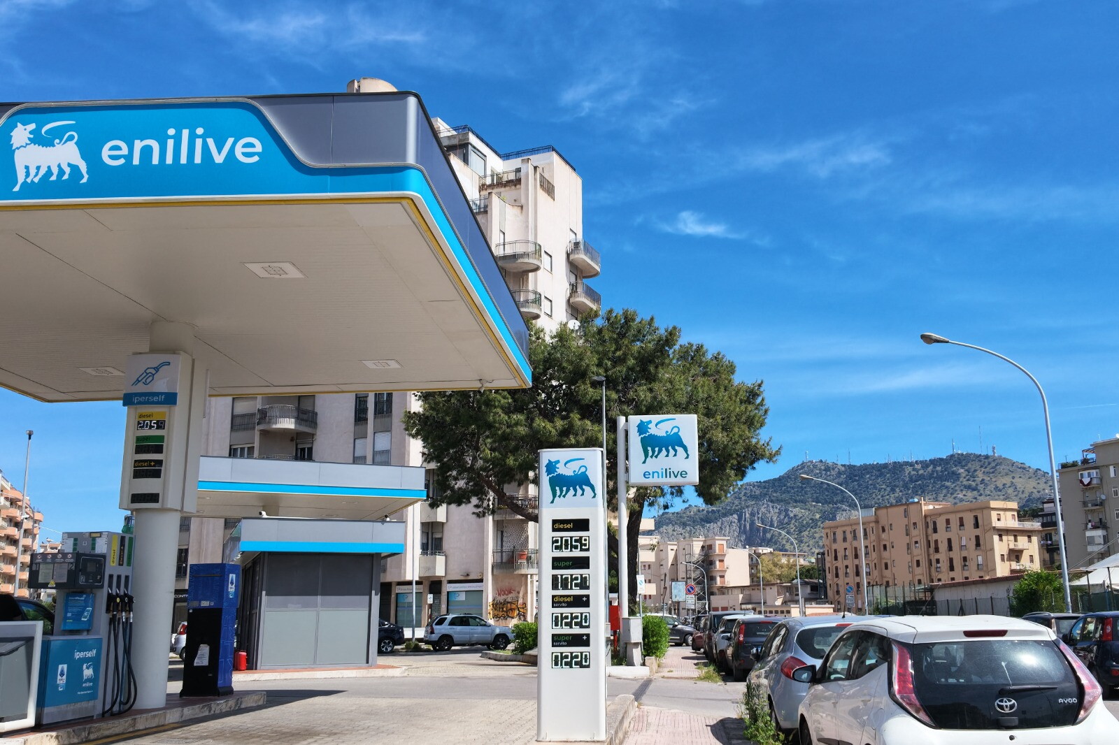 Eni: da lunedì tetto ai prezzi di gasolio e benzina per 30 giorni