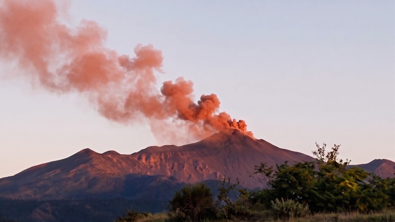 Lo spettacolo dell'Etna con il suo 'pennacchio' bruno-rossiccio: perché il vulcano rimane instabile?