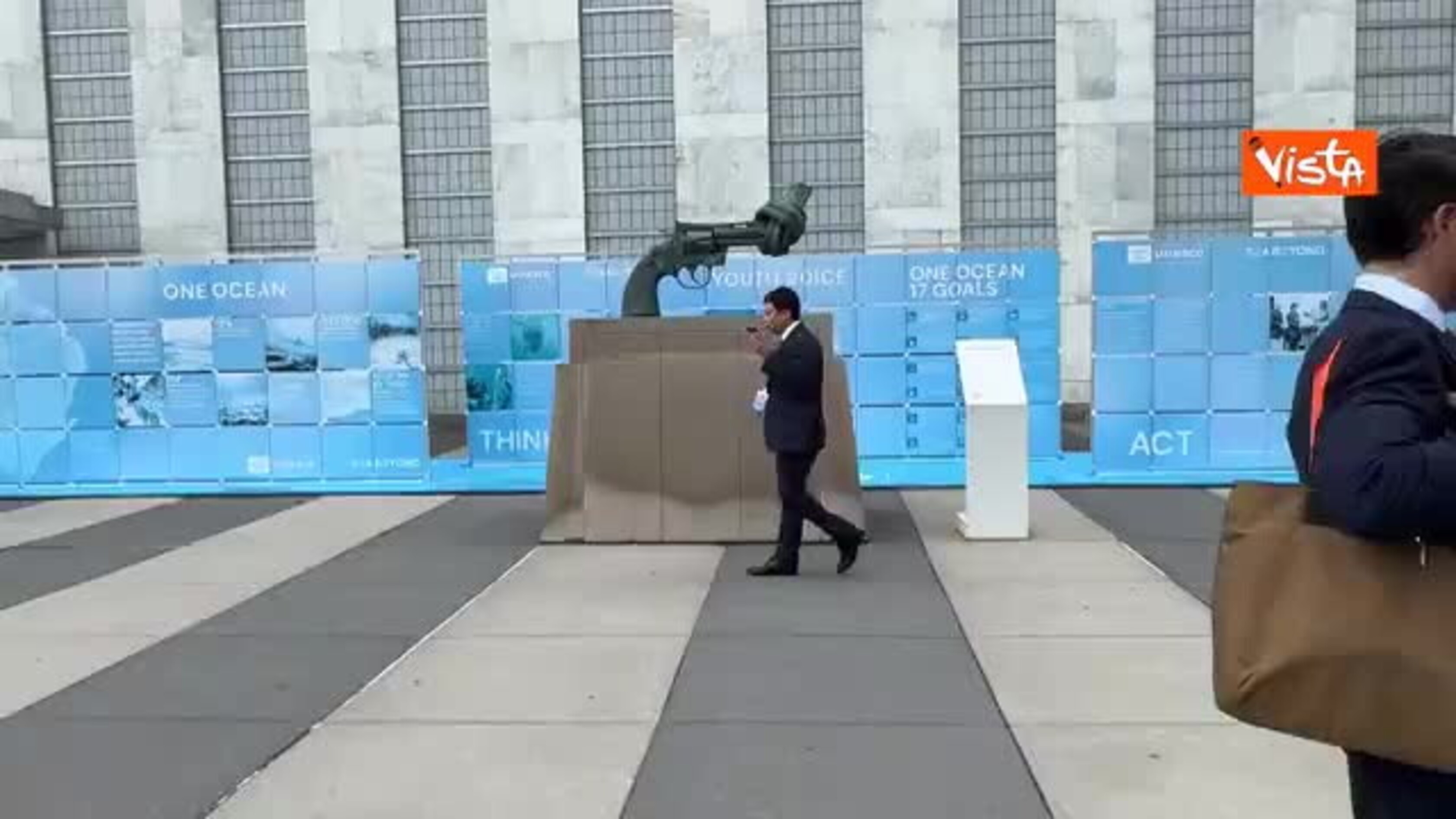 La pistola annodata, simbolo dell'Onu, davanti alla sede delle Nazioni Unite a New York