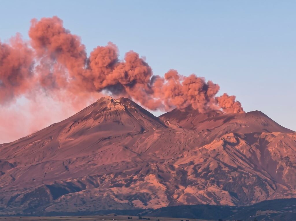 Etna, nuova emissione di cenere lavica: voli sospesi a Catania