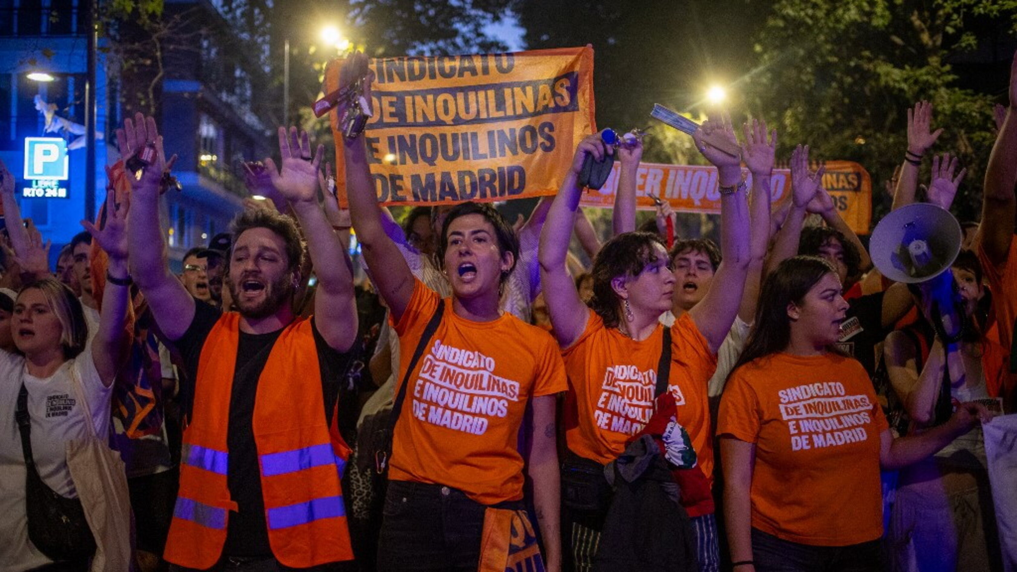 Migliaia in piazza a Madrid dopo lo sfratto dell'87enne Maricarmen