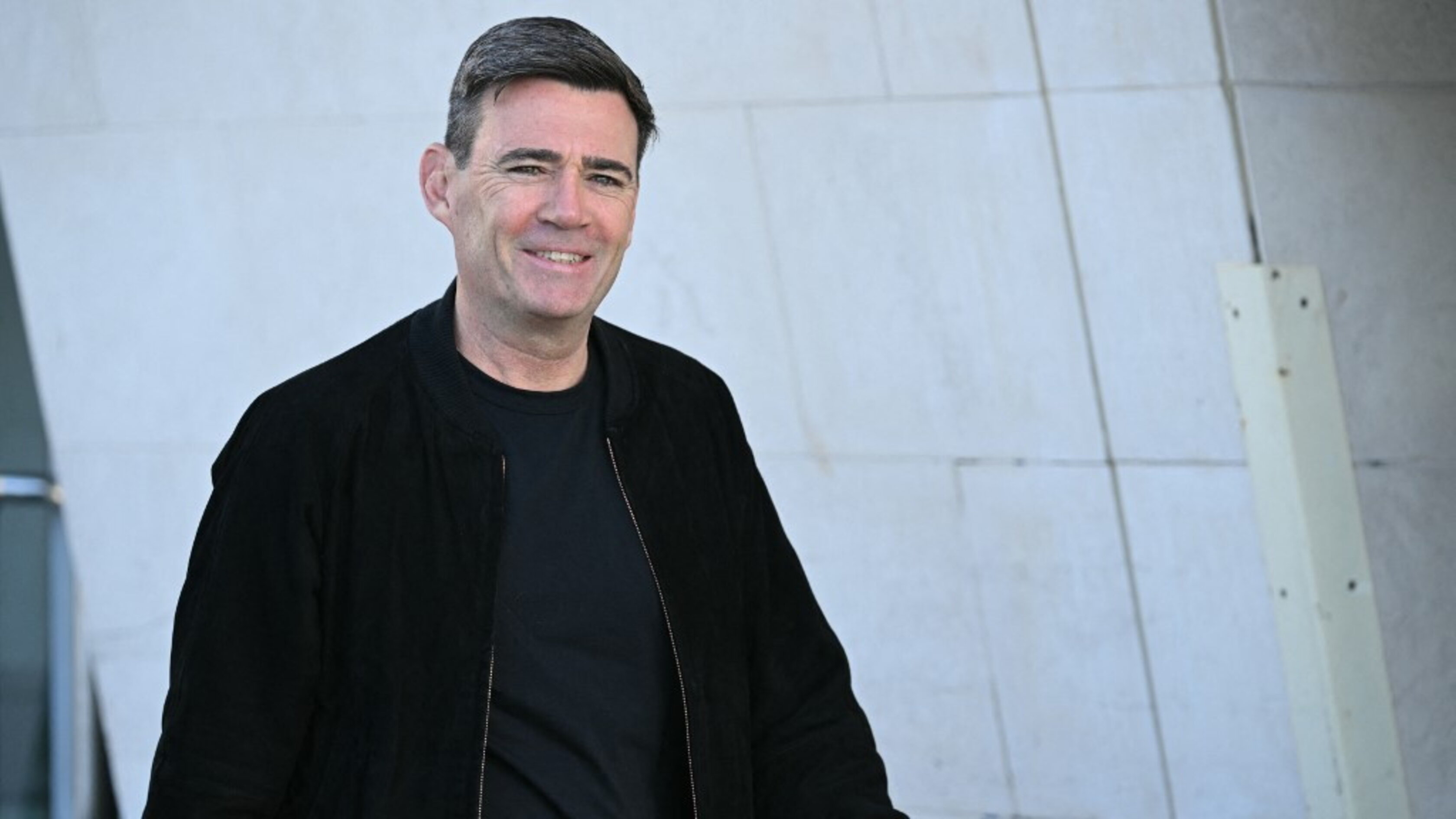 "La vita migliorerà": Burnham lancia il piano casa per i giovani e spinge il Labour nei sondaggi