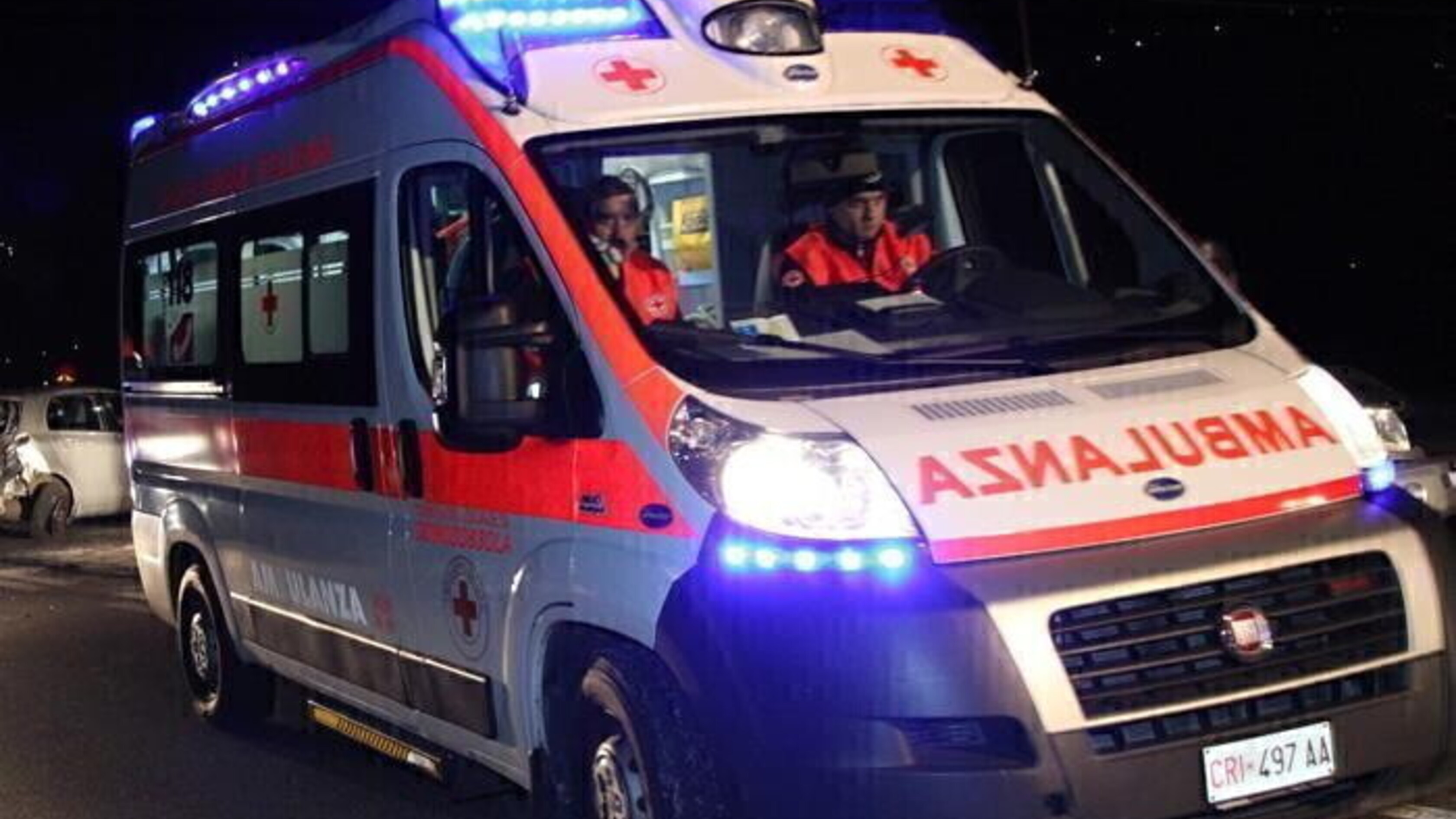Reggio Emilia, 26enne aggredisce donna e investe i soccorritori