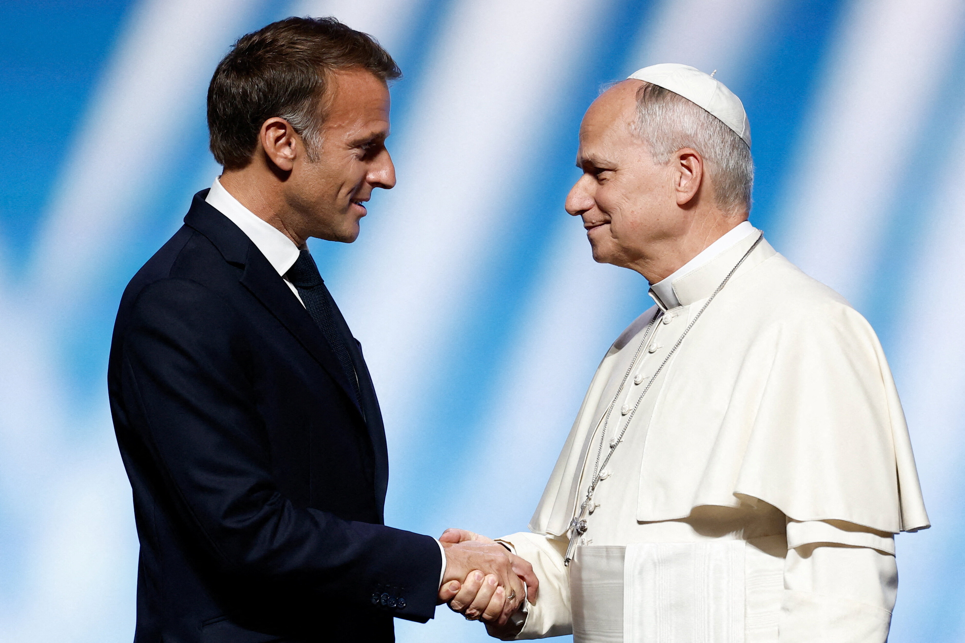 Il Papa a Metz per l'ultima tappa del viaggio in Francia: "È profanazione legittimare la v...