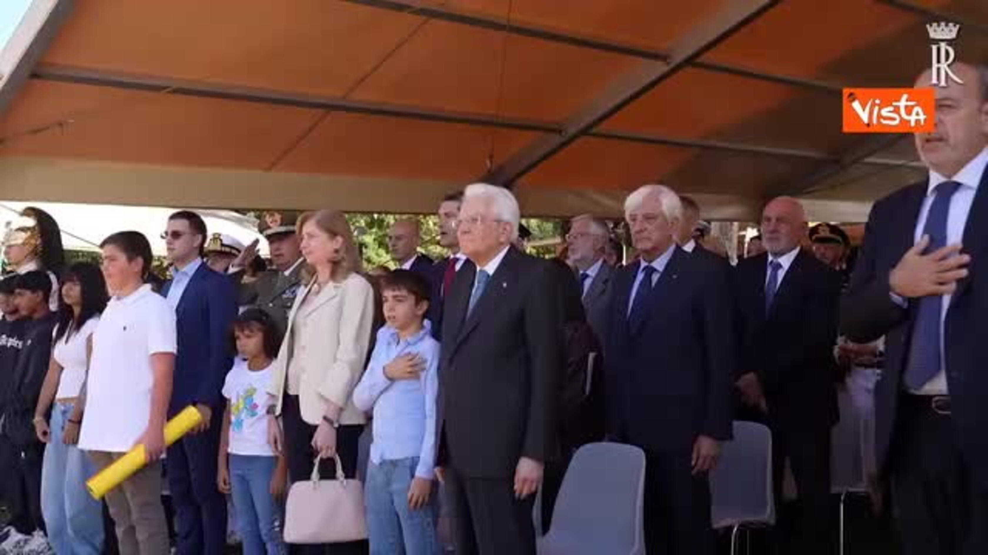 Mattarella a Castelporziano, l’esecuzione dell’inno di Mameli in Lis dal coro delle Mani Bianche