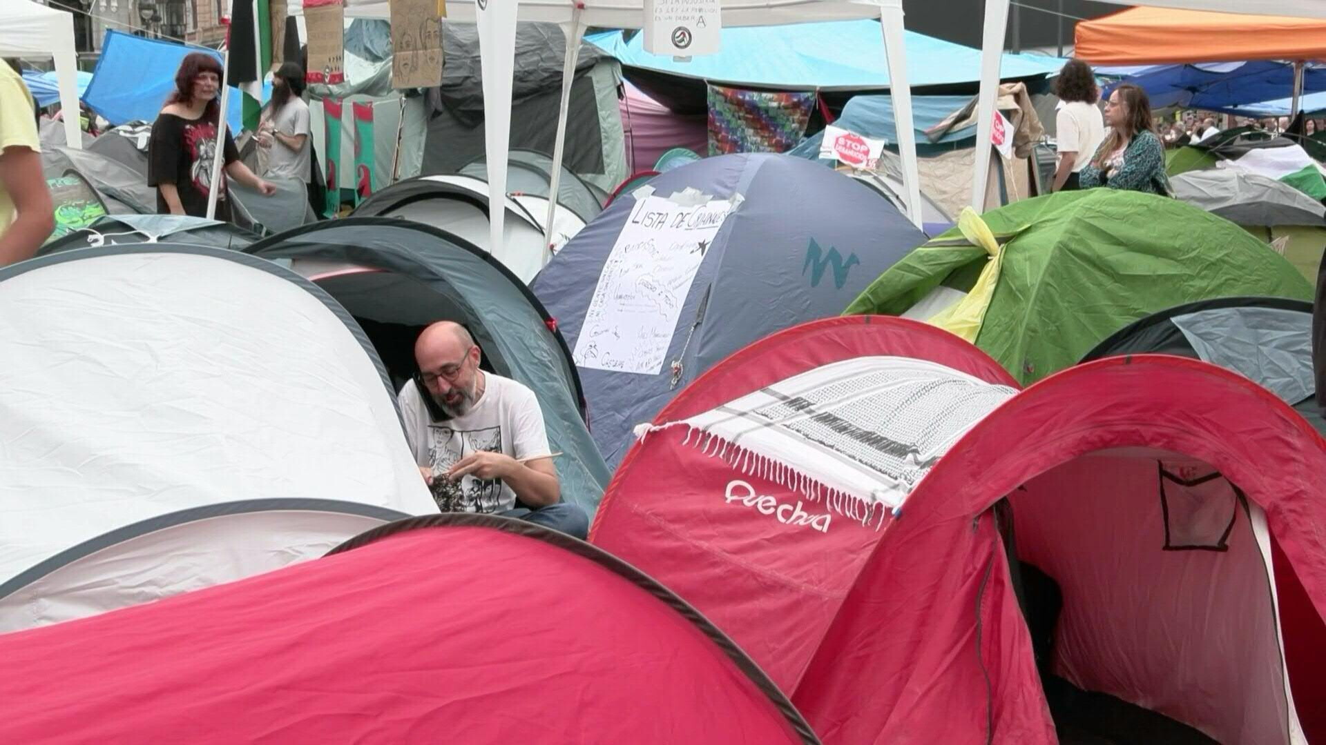 Dopo lo sgombero di un'anziana proteste per la casa a Madrid. Il governo blocca gli sfratt...