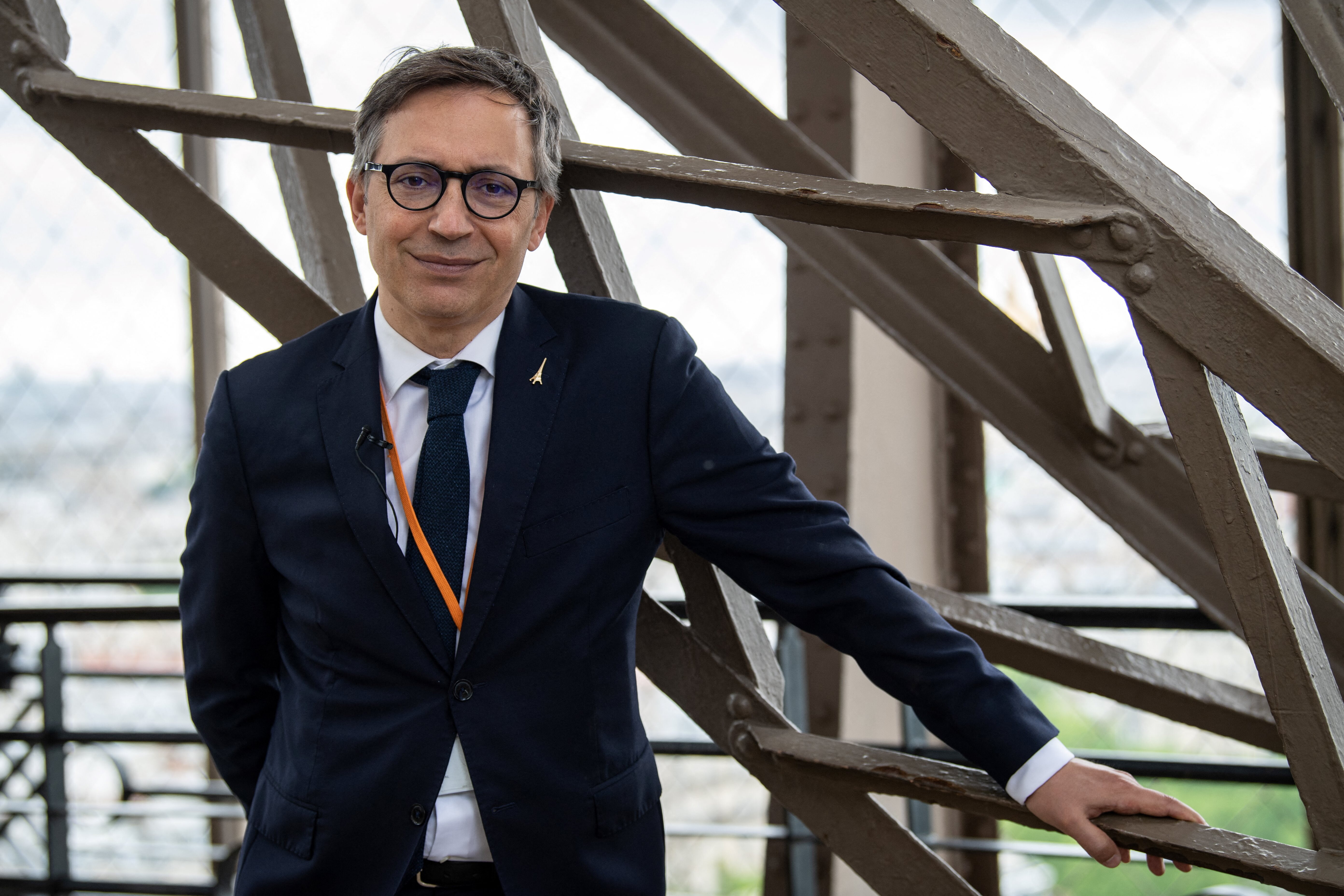 Il direttore della Tour Eiffel si dimette dopo il caso delle dipendenti donne allontanate