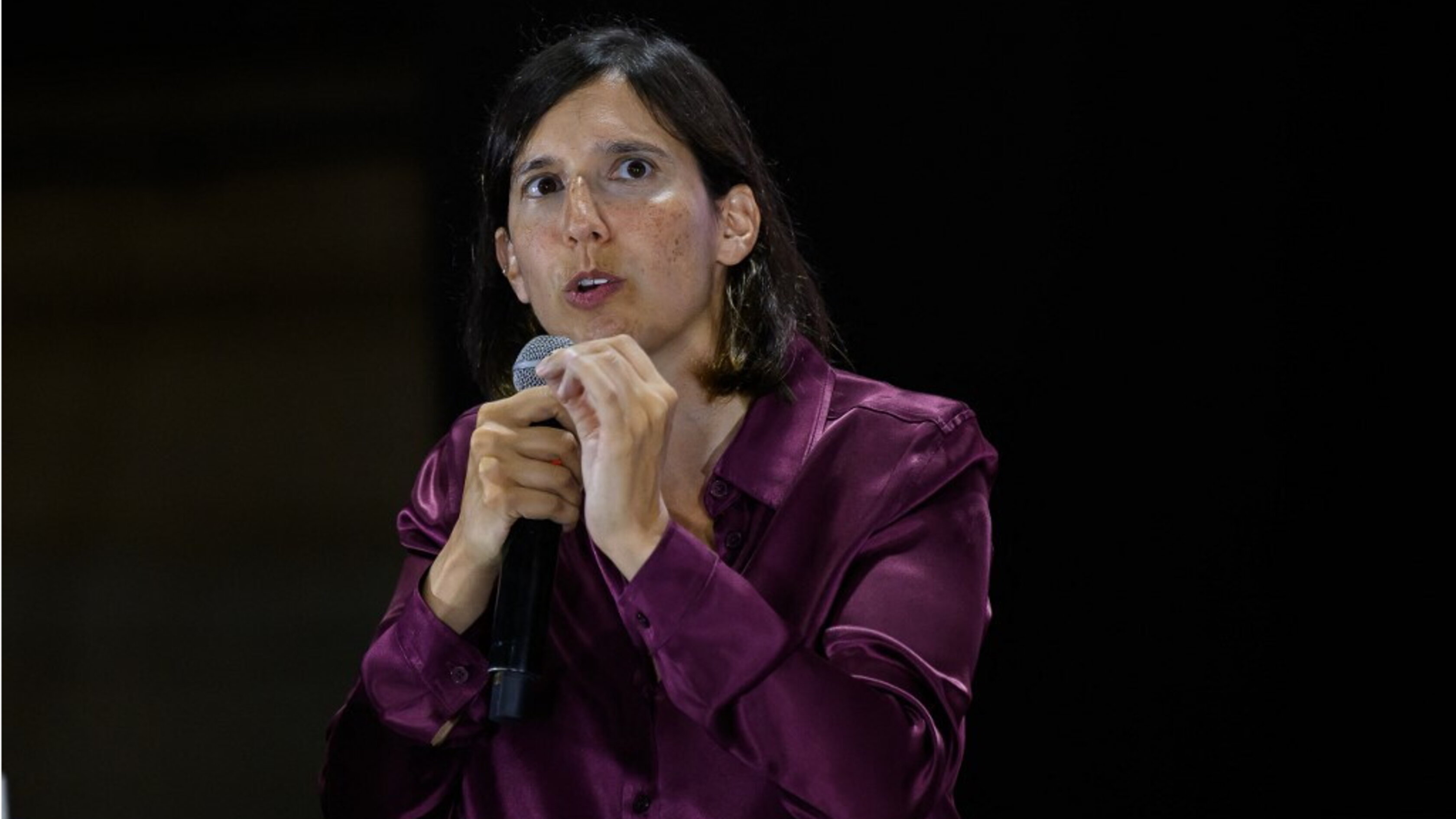 Elly Schlein tira dritto su Kiev e primarie del Pd