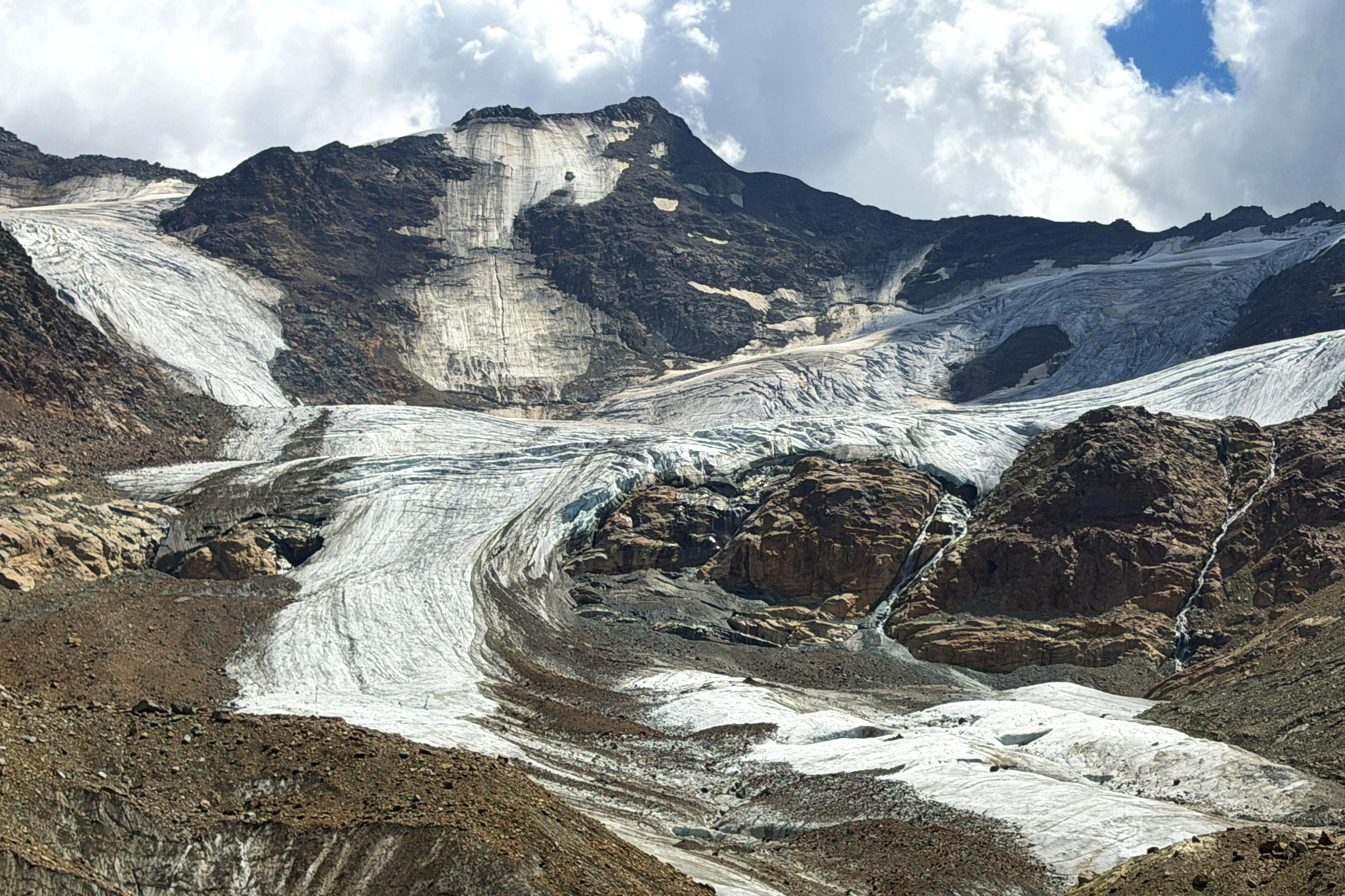 Entro il 2070 dimezzata anche l'acqua dei ghiacciai