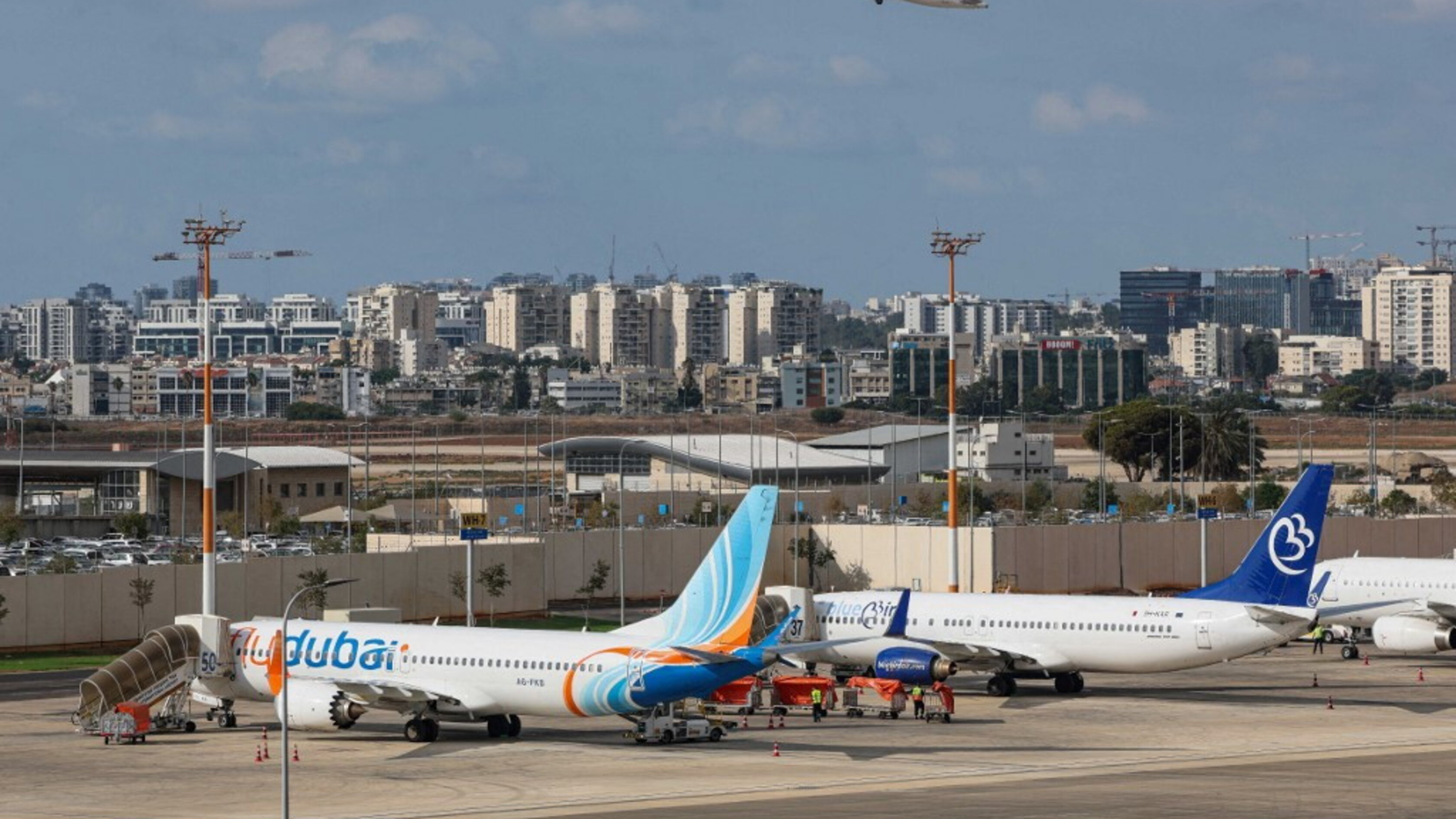 Terrore sul volo Dubai-Tel Aviv, "co-pilota ha tentato di far schiantare l'aereo". Media i...