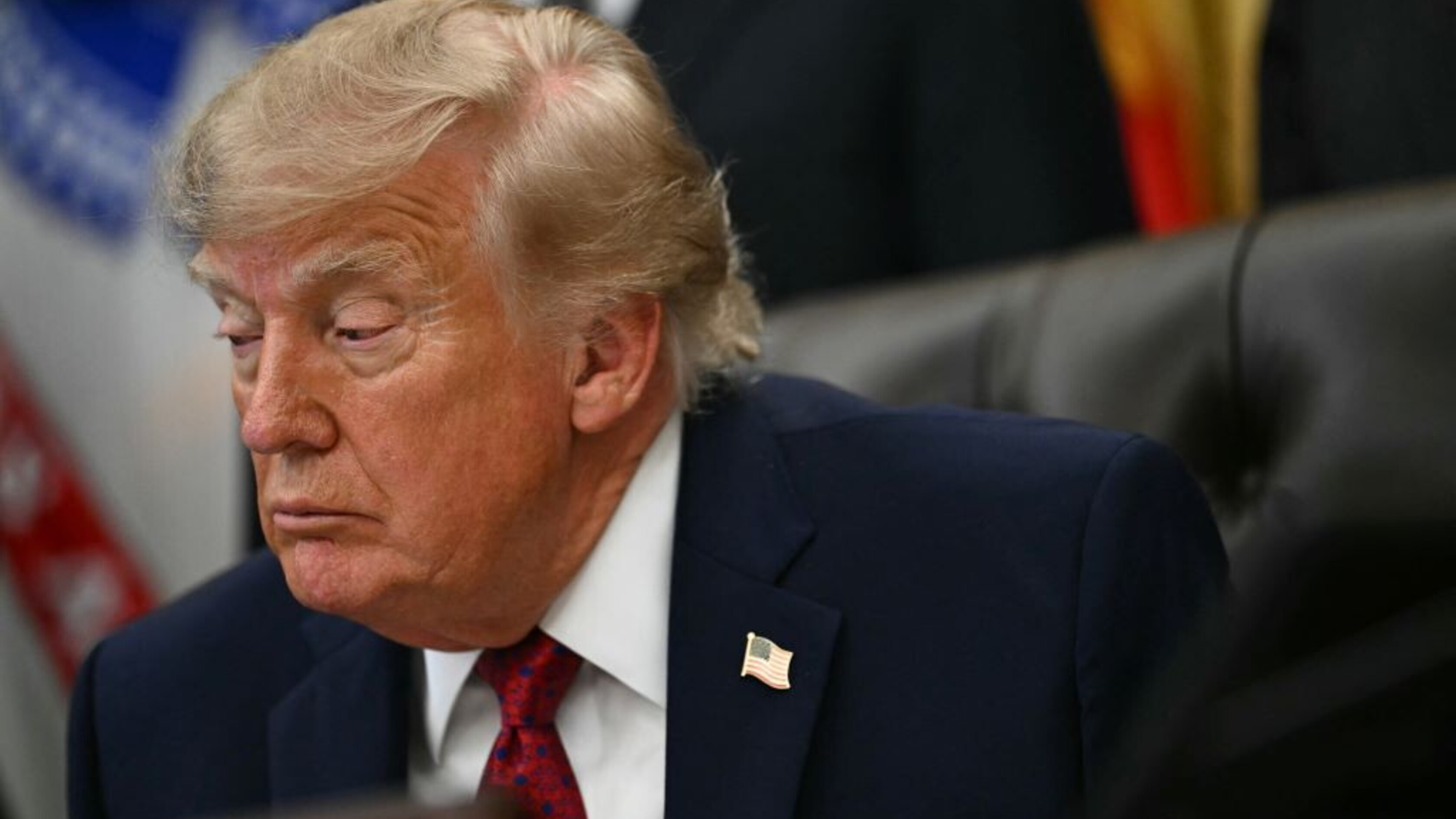 Iran, Trump minaccia: "Forse li facciamo saltare in aria"