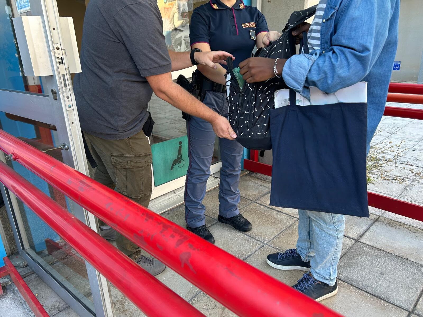 Controlli e metal detector per entrare in una scuola a Roma dopo la segnalazione della pre...