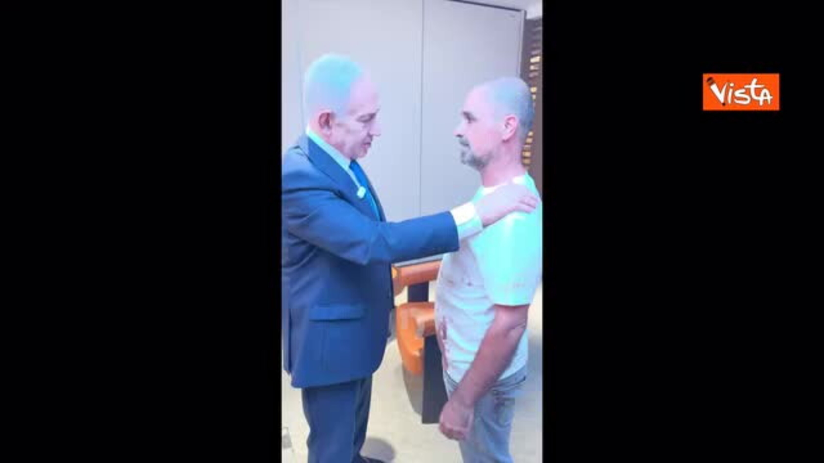 Netanyahu incontra il passeggero eroe del volo dirottato