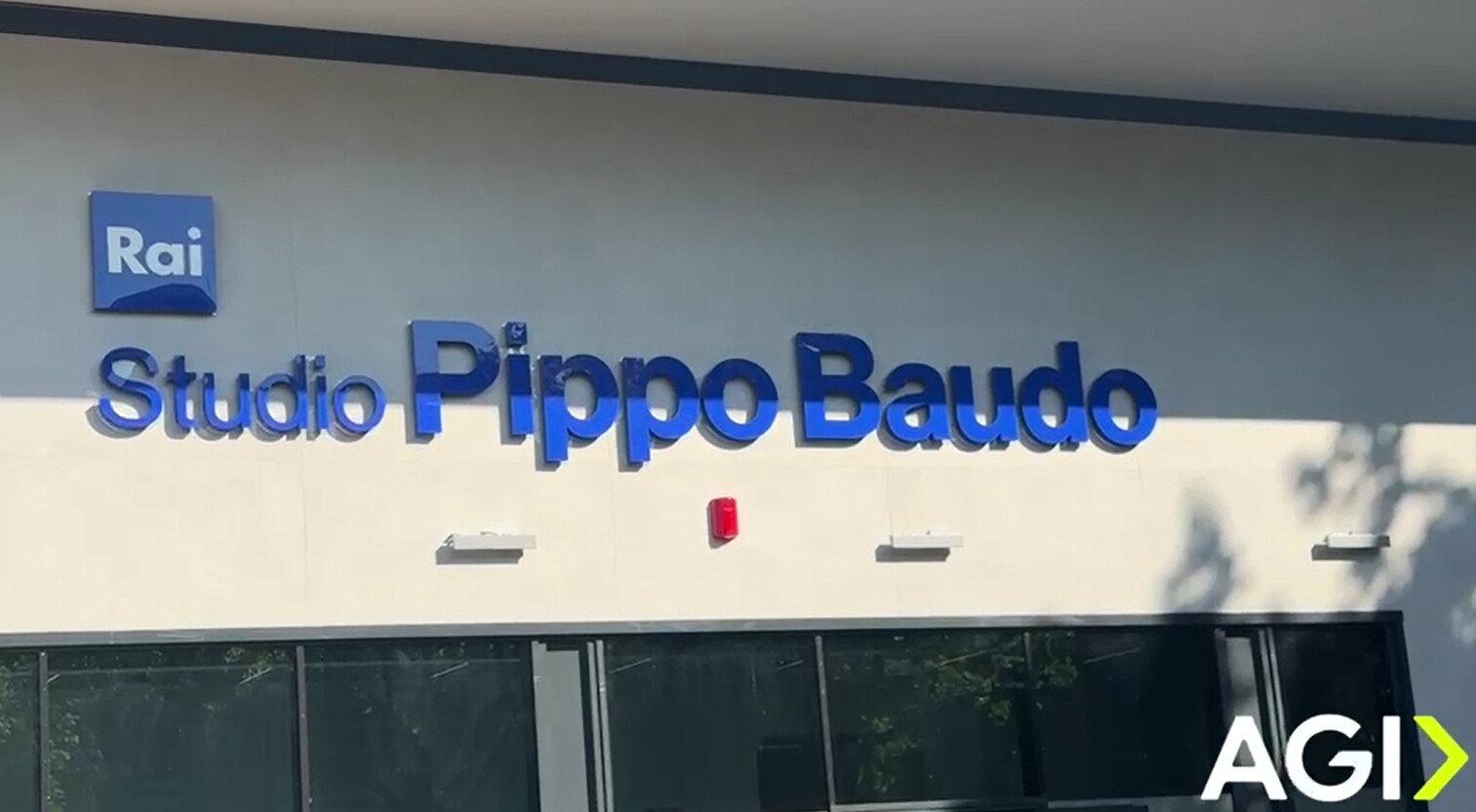 Tributo al re della TV: svelata la targa dei nuovi studi Rai per Pippo Baudo