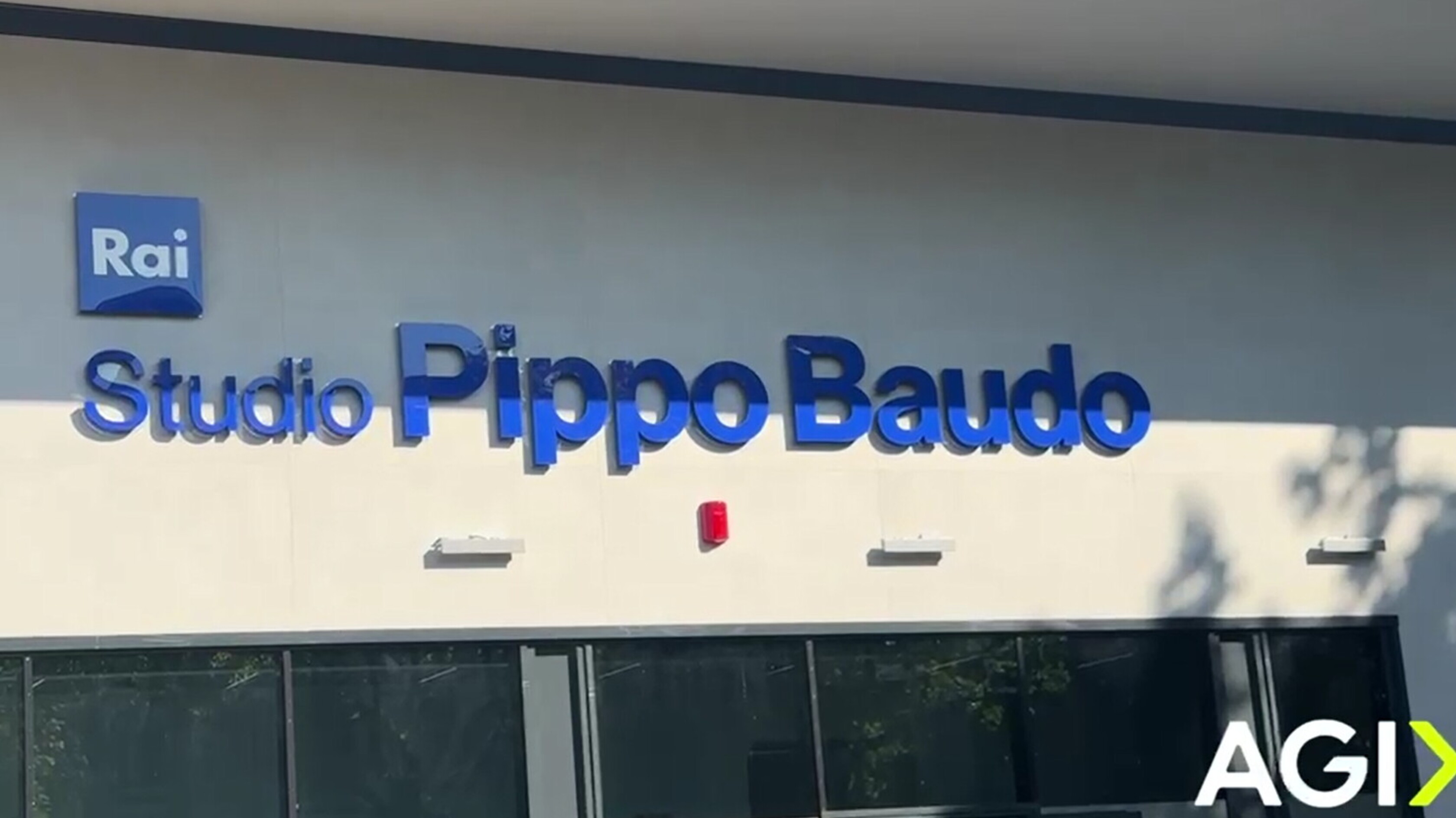 Tributo al re della TV: svelata la targa dei nuovi studi Rai per Pippo Baudo