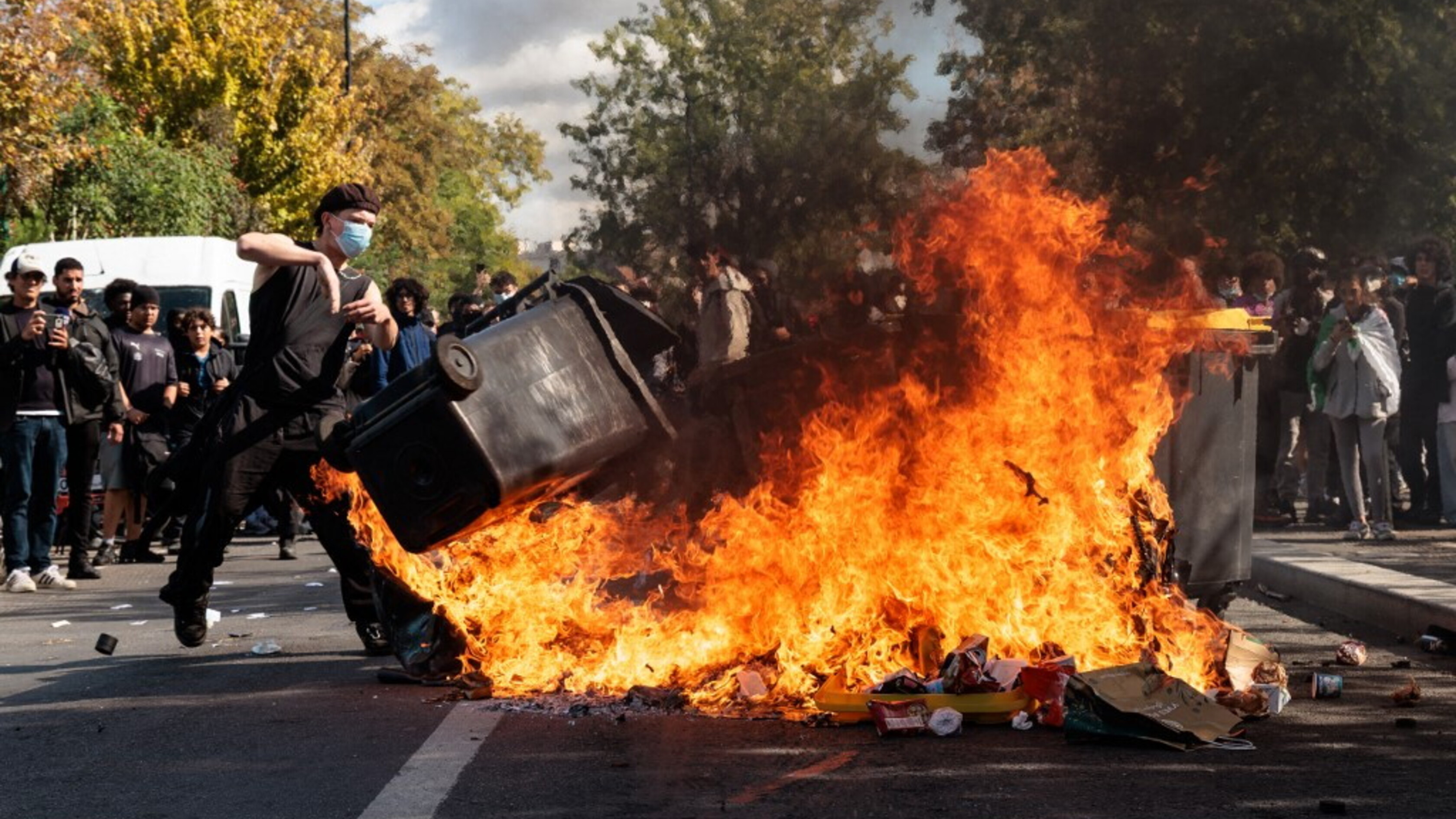 Francia, licei nel caos e 40 presidi feriti: 400 scuole chiuse, 2mila fermi e milioni di e...